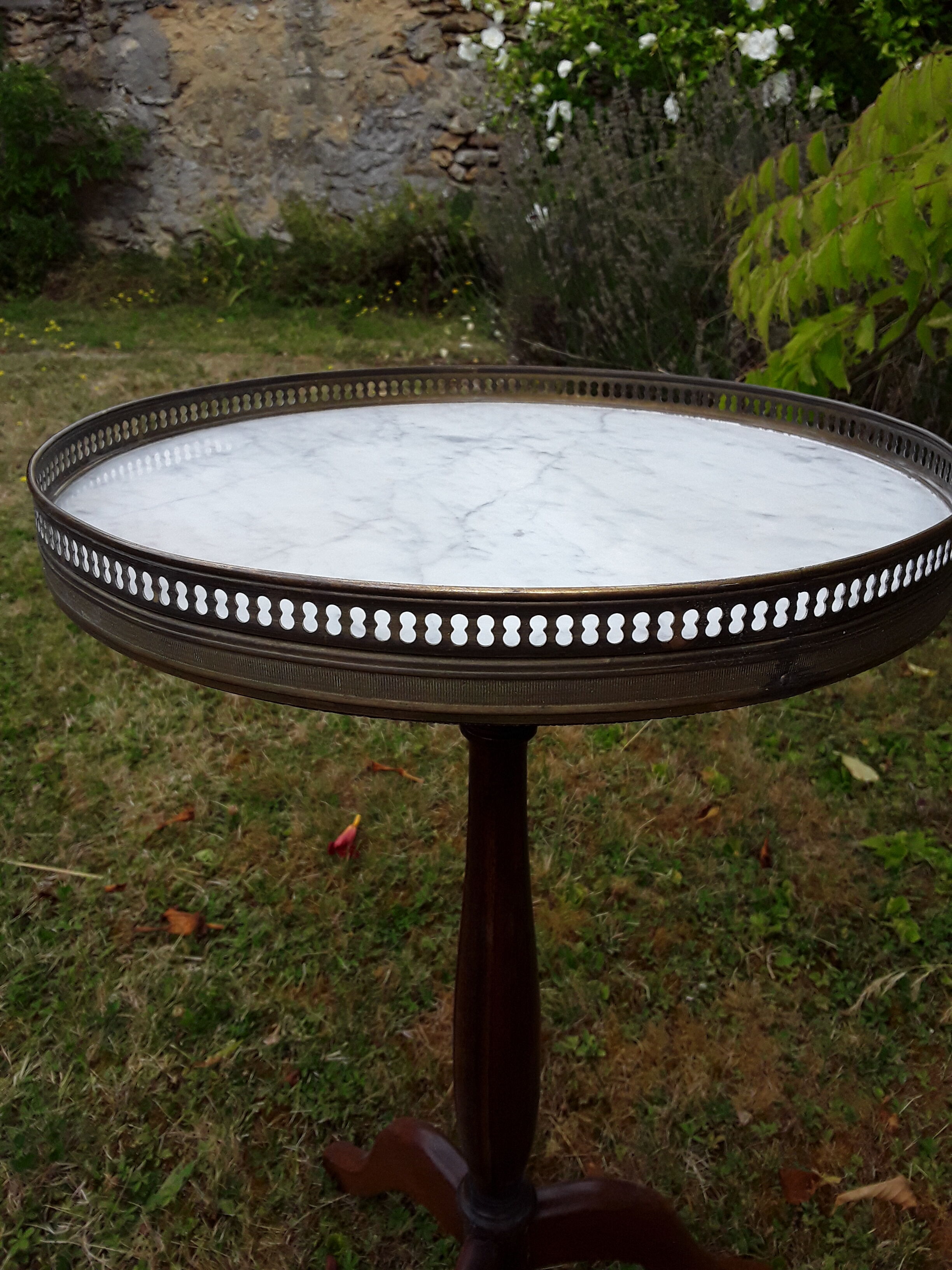 Healed tripode in wood and white marble