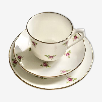 Tasse à thé sur sa soucoupe et son assiette à gâteau en porcelaine