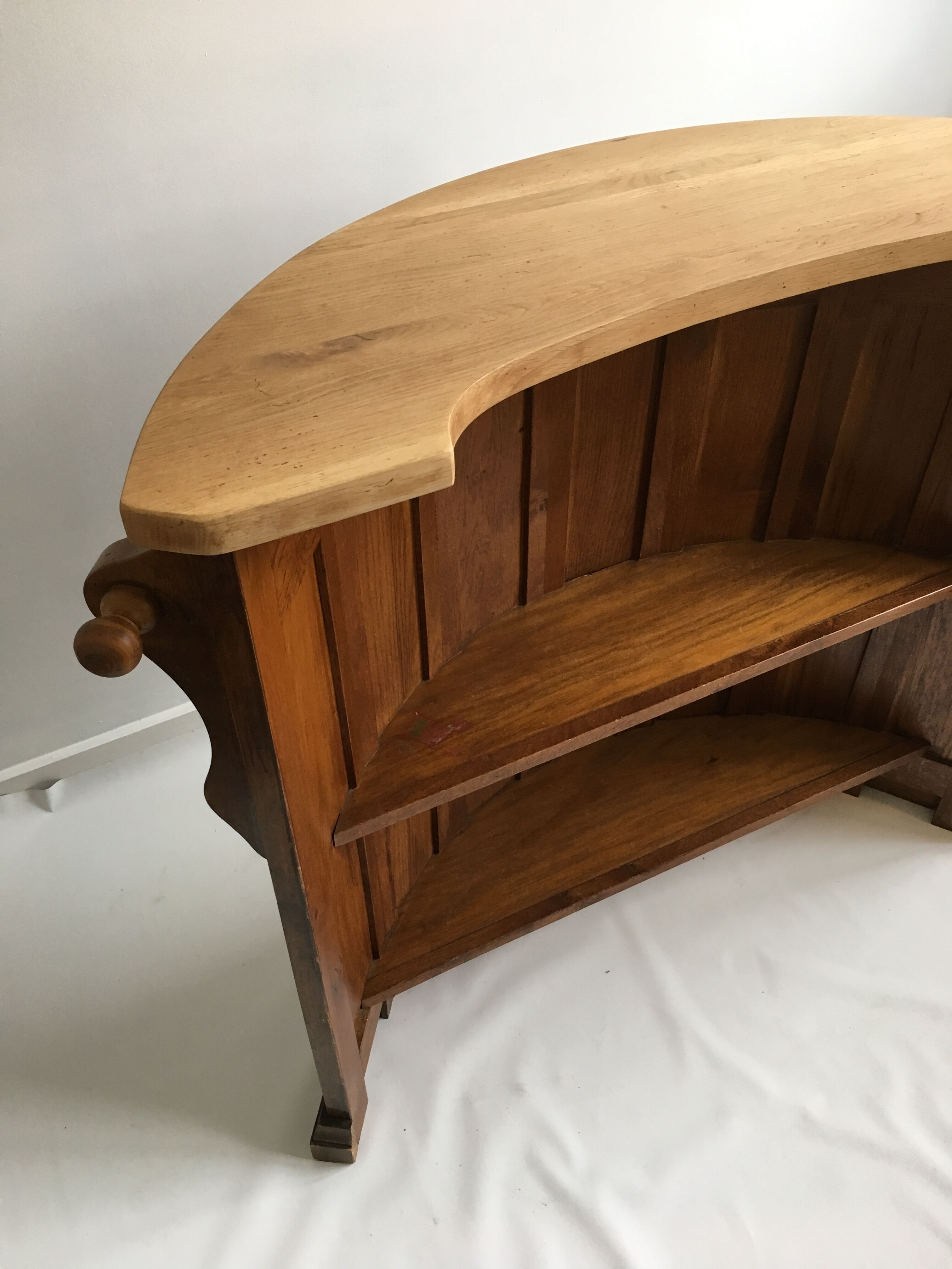 Bar-counter half-moon