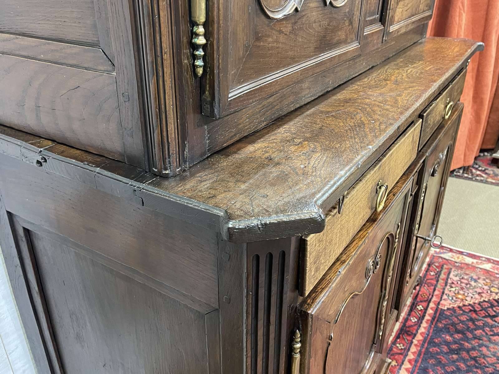 Buffet with 2 bodies in oak and chestnut, Breton work, late 18th century.