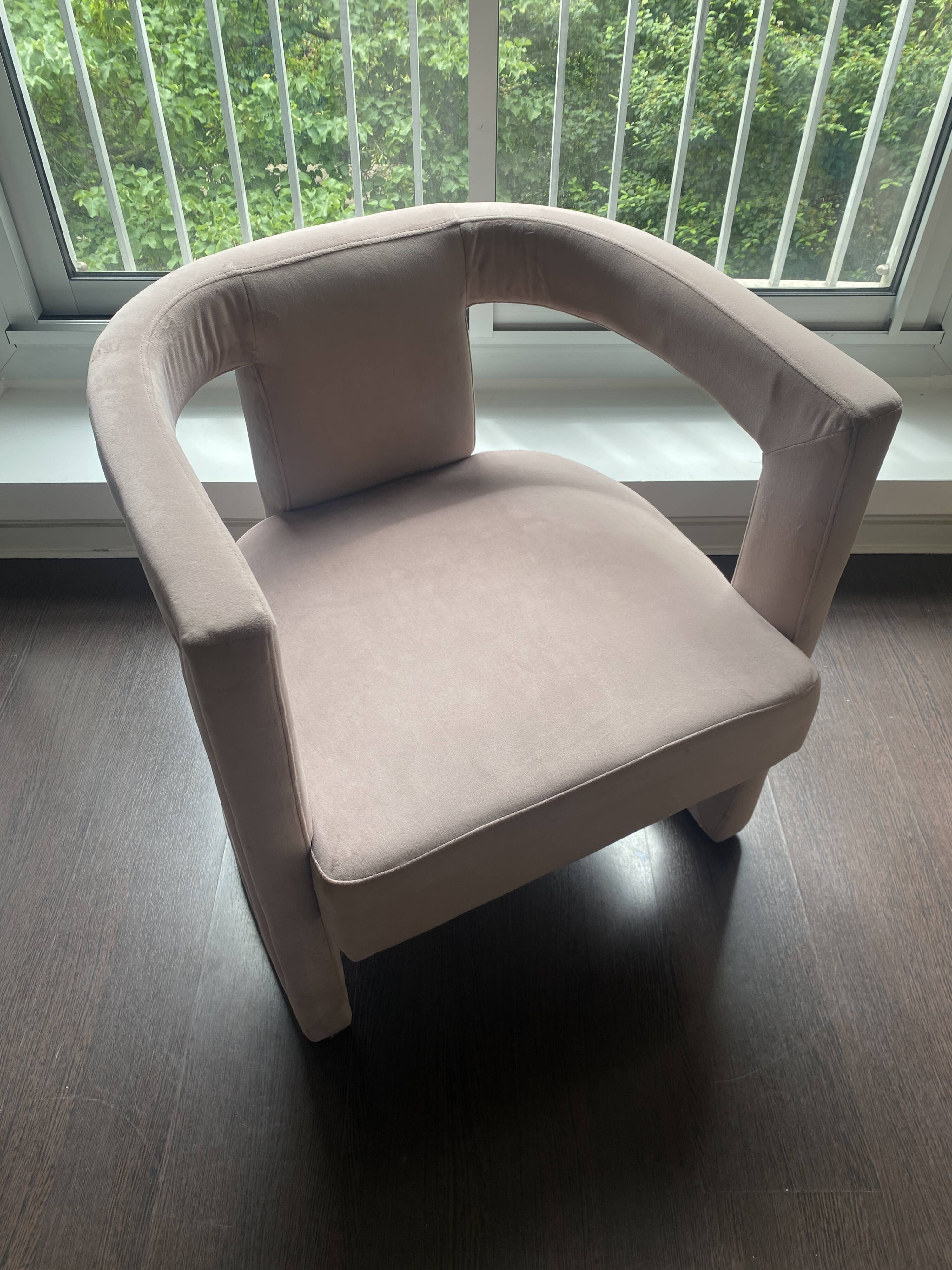 Fauteuil rose poudré