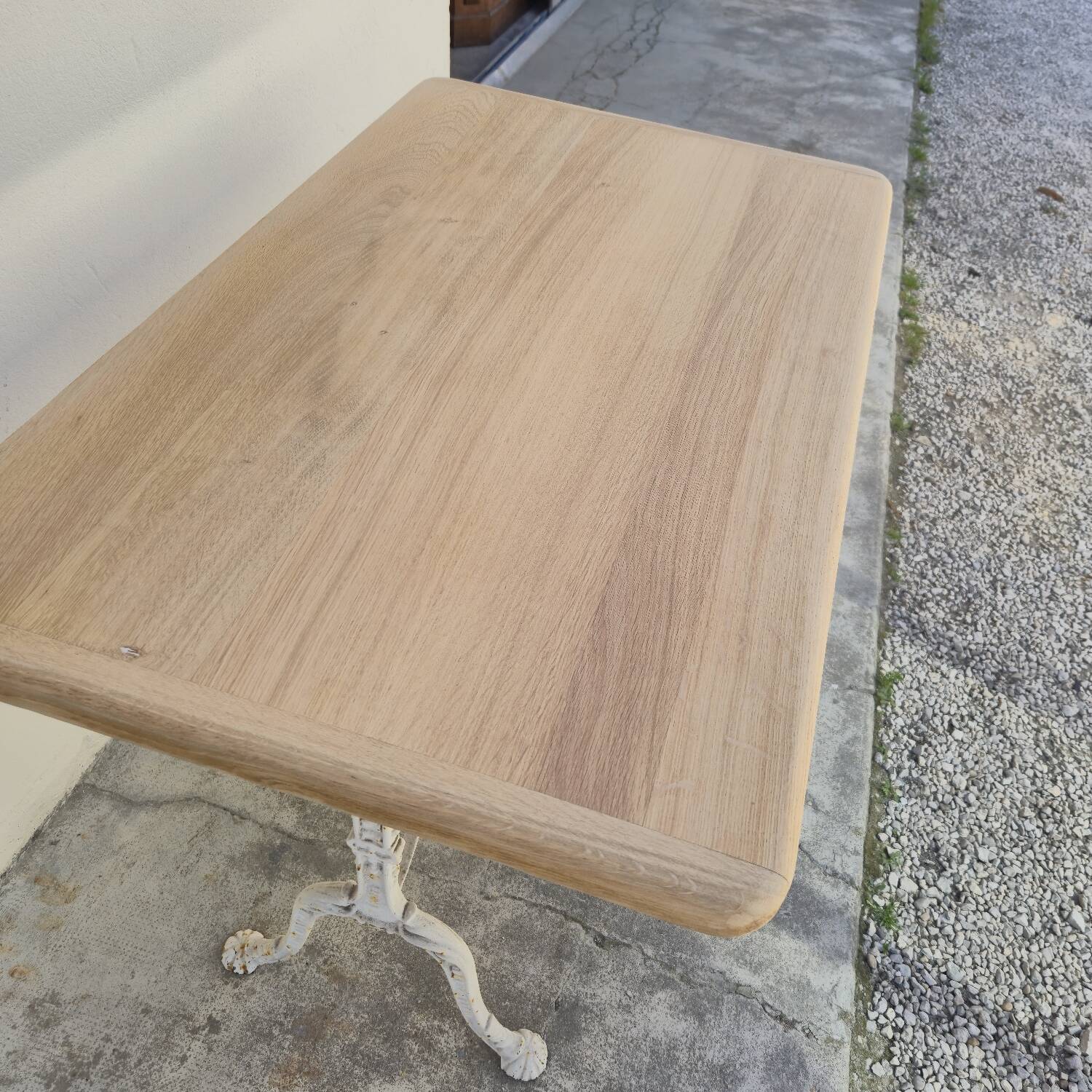 Table de bistrot ancienne en bois aérogommé et fonte