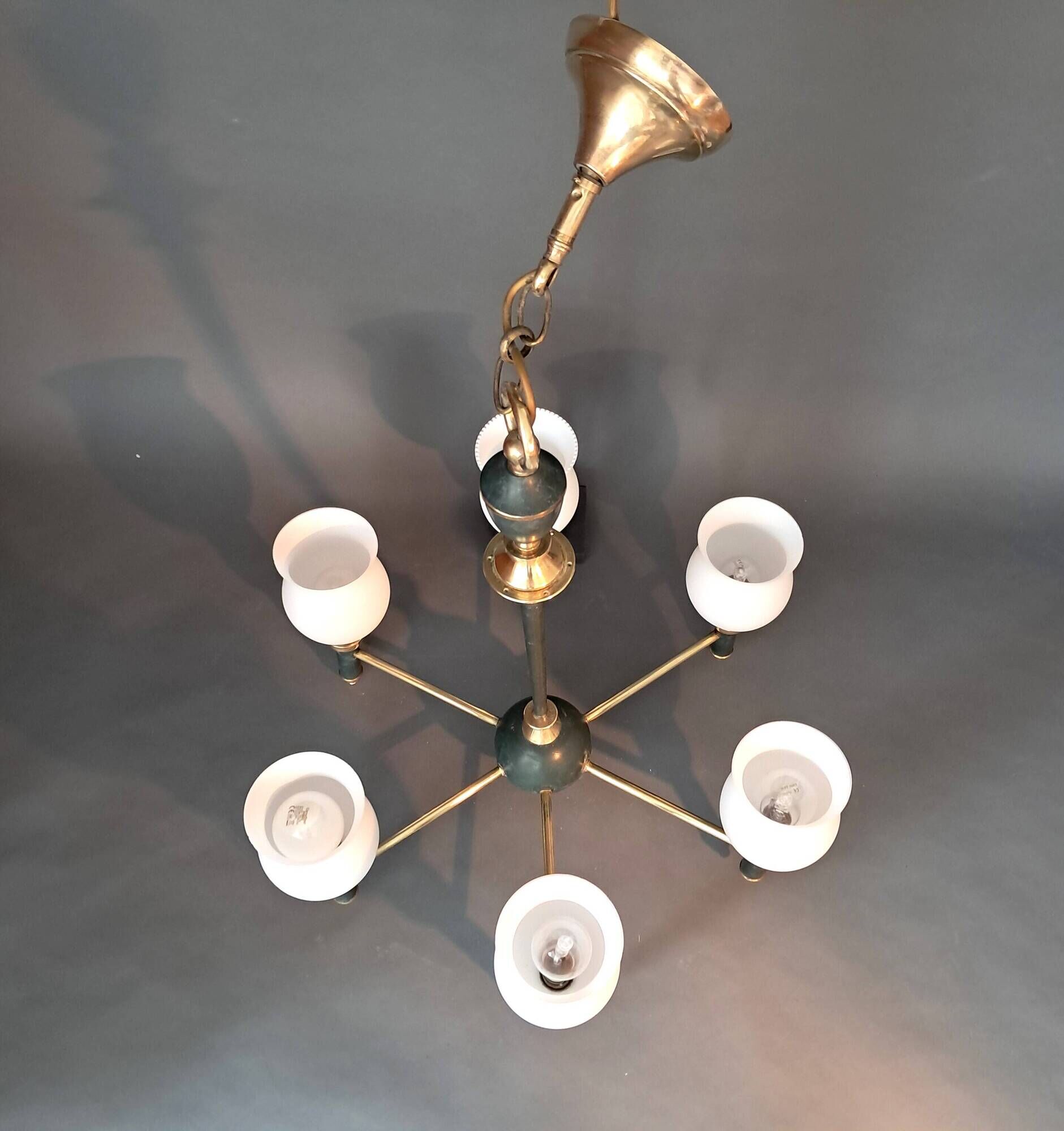 Maison Lunel 1960 6-light chandelier in gilded brass and green lacquered.