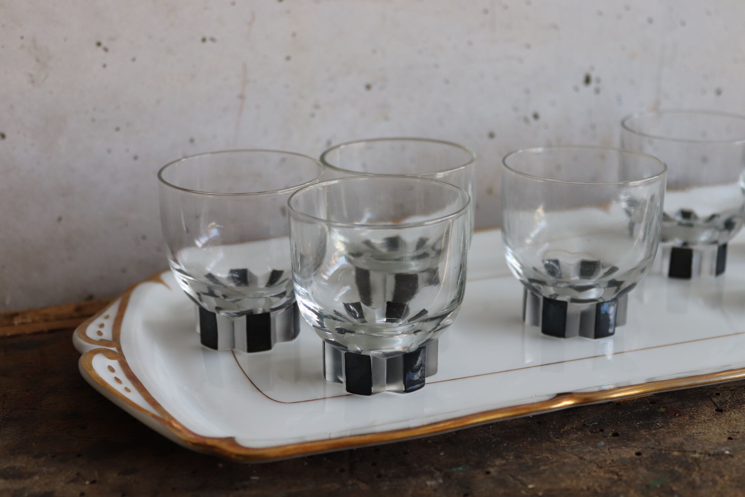7 verres à shooter / liqueur art déco blanc et noir