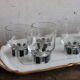 7 verres à shooter / liqueur art déco blanc et noir