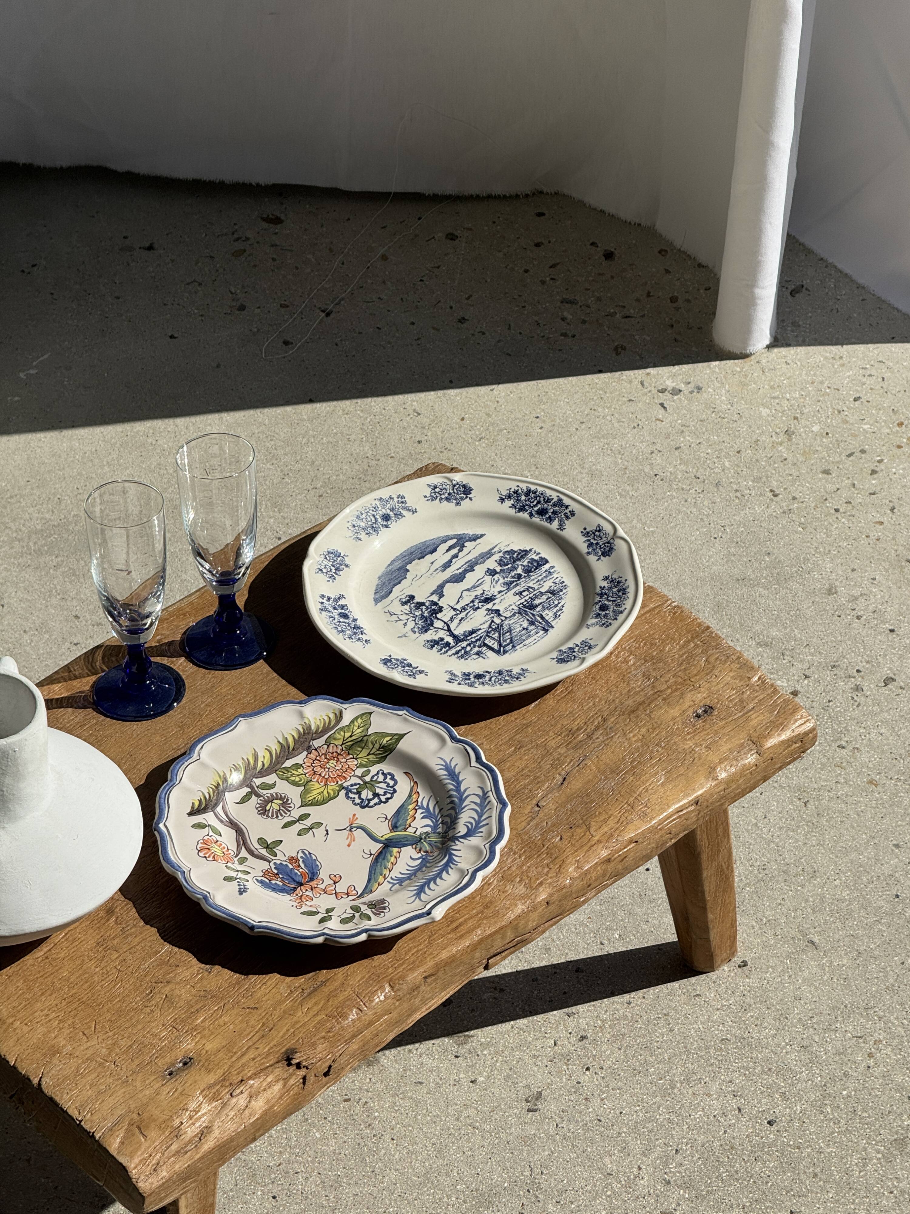 Assiette ancienne en faïence à décor de paysage bleu D24,5