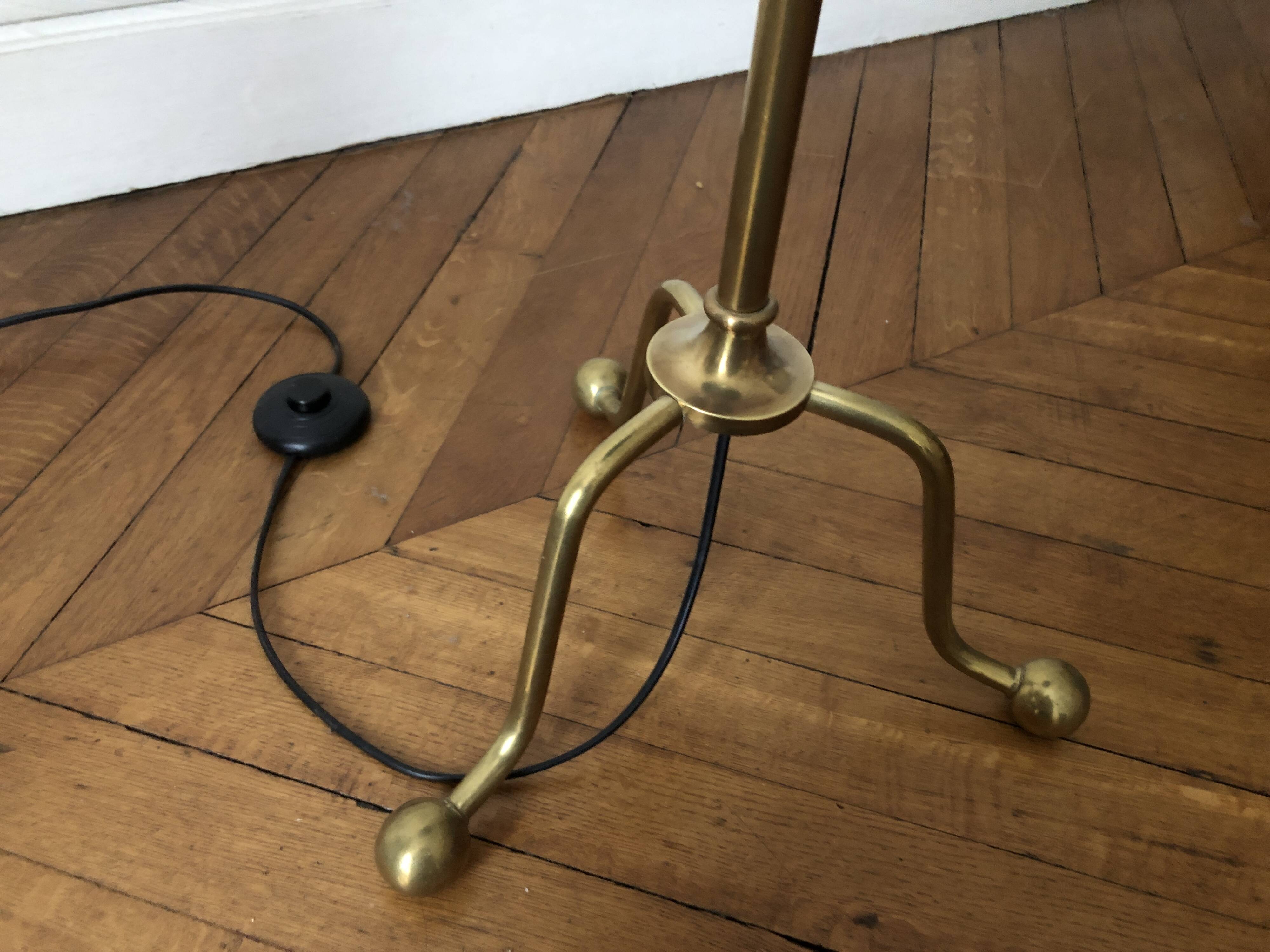 Tripod floor lamp with adjustable height and shelf from the 1960s.