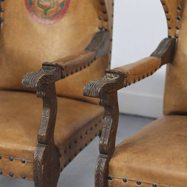 Ensemble de deux fauteuils anciens en cuir