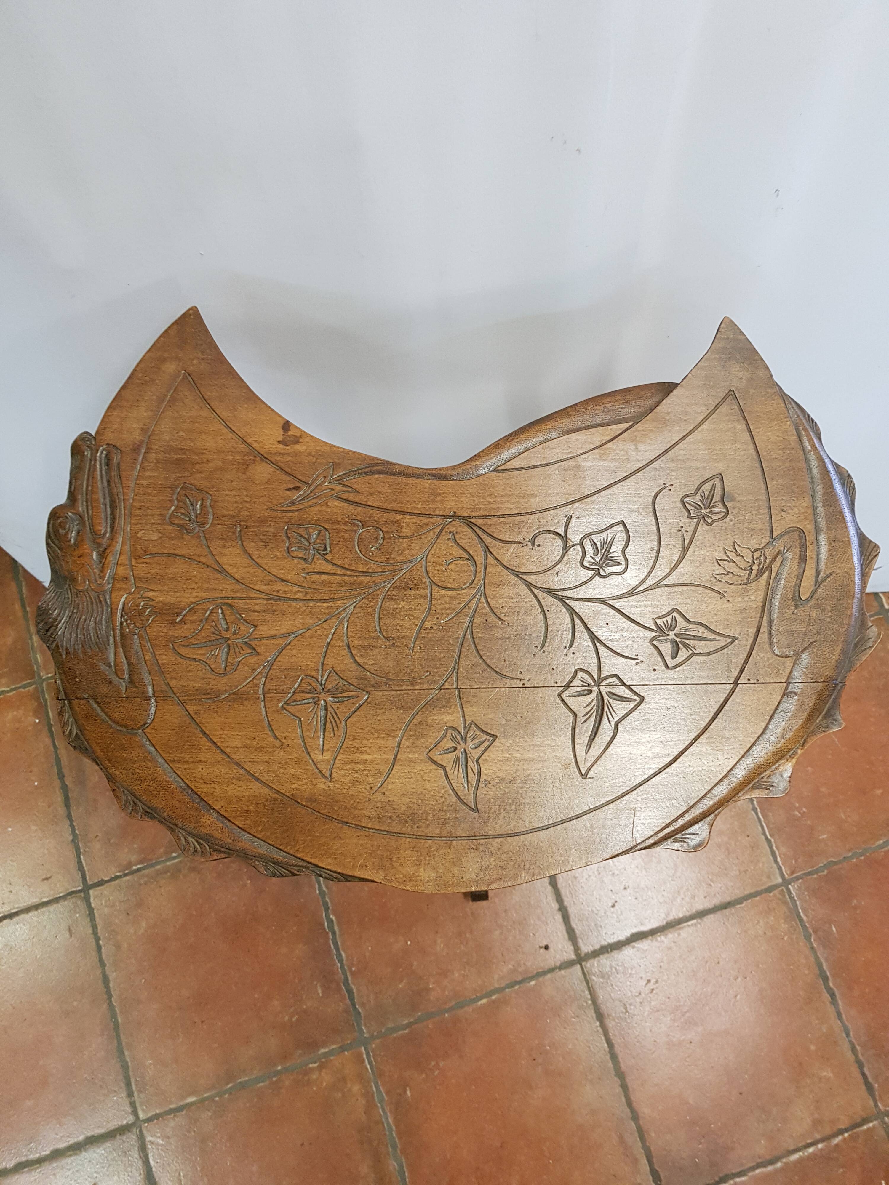 Sellette dragon decoration