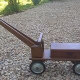 Jouet grue en bois