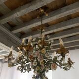 Lustre ancien en fer forgé, tole, et des fleurs en porcelaine
