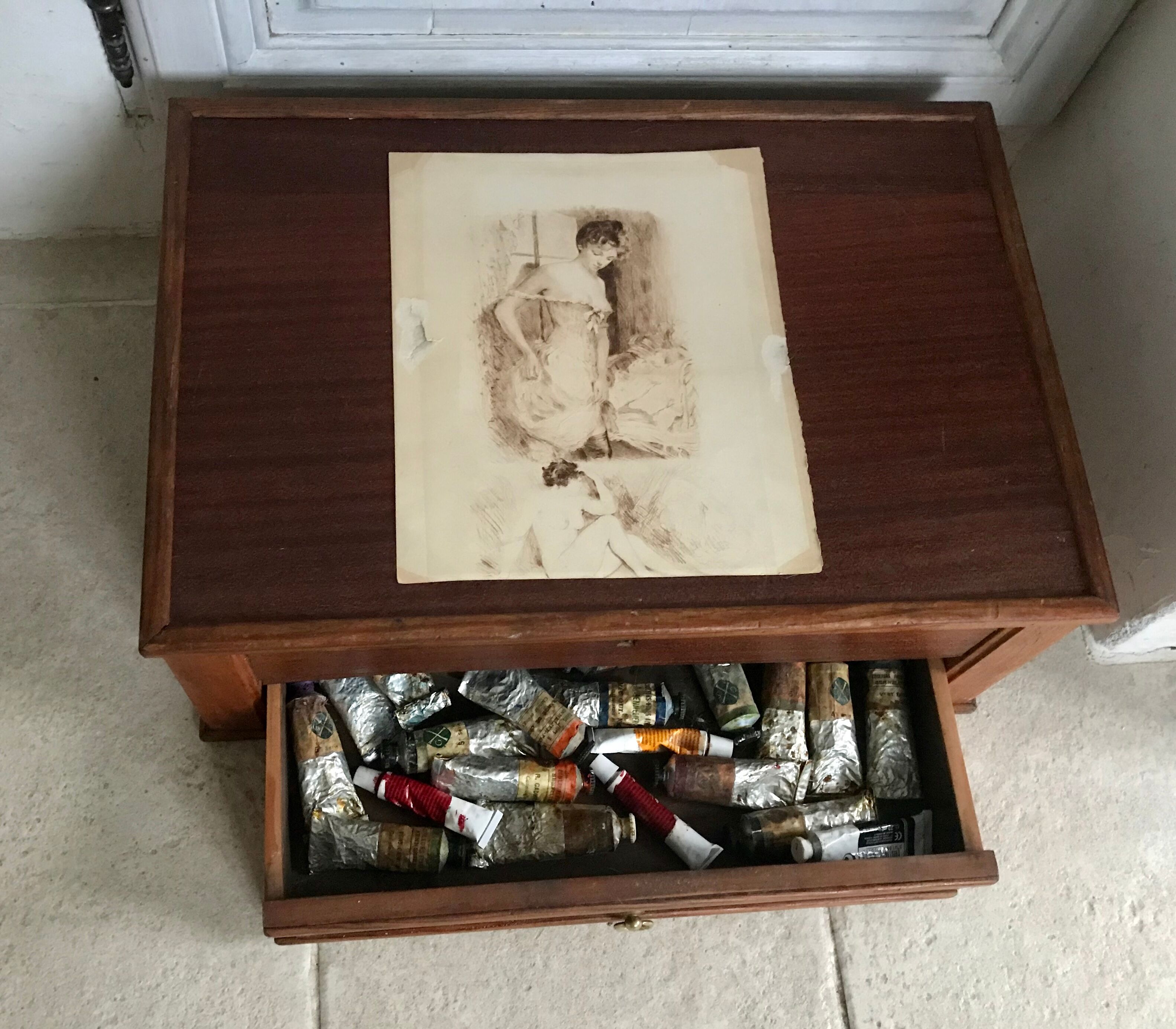 Wooden drawer chest