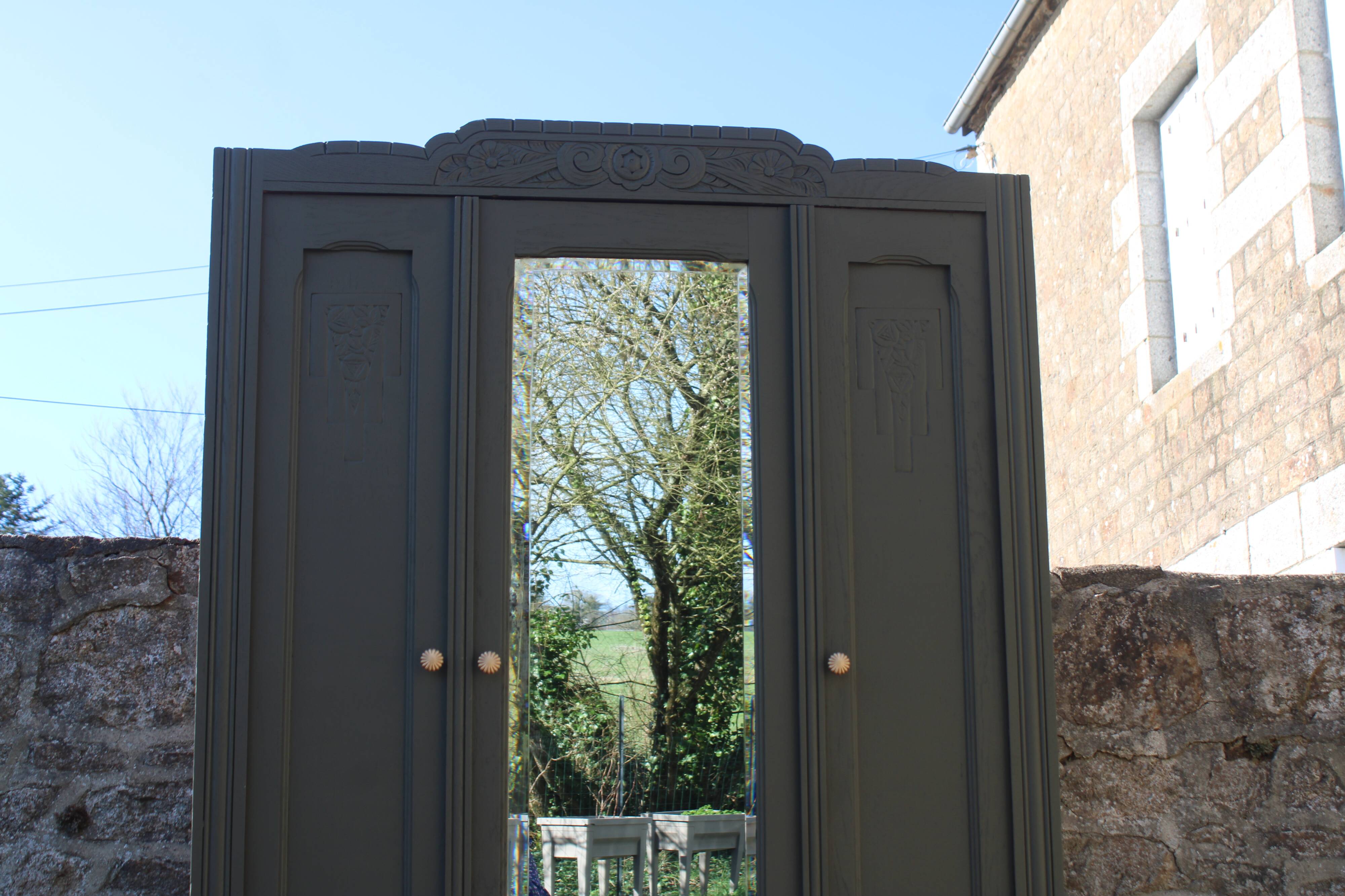 Art Deco wardrobe with three doors – Kaki Barda (Liberon)