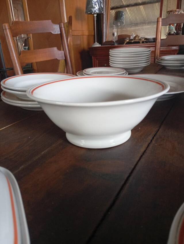 Very rare complete table service of 40 pieces – "Bistrot" model by Jacques Lobjoy for Auteuil porcelain, circa 1970.