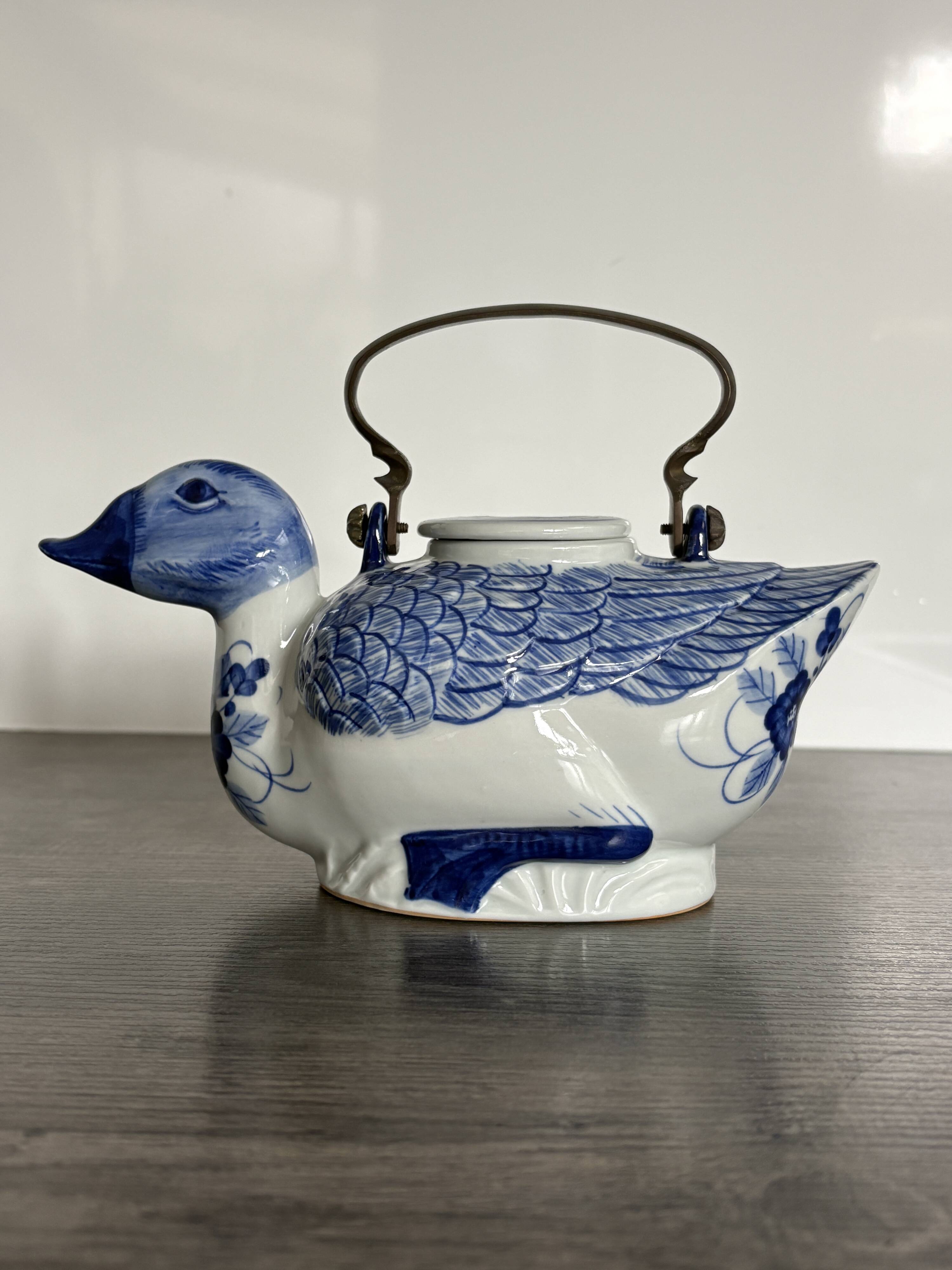 Théière ancienne zoomorphe en porcelaine de Chine