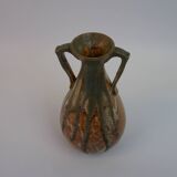 Vase en céramique en forme d'amphore antique