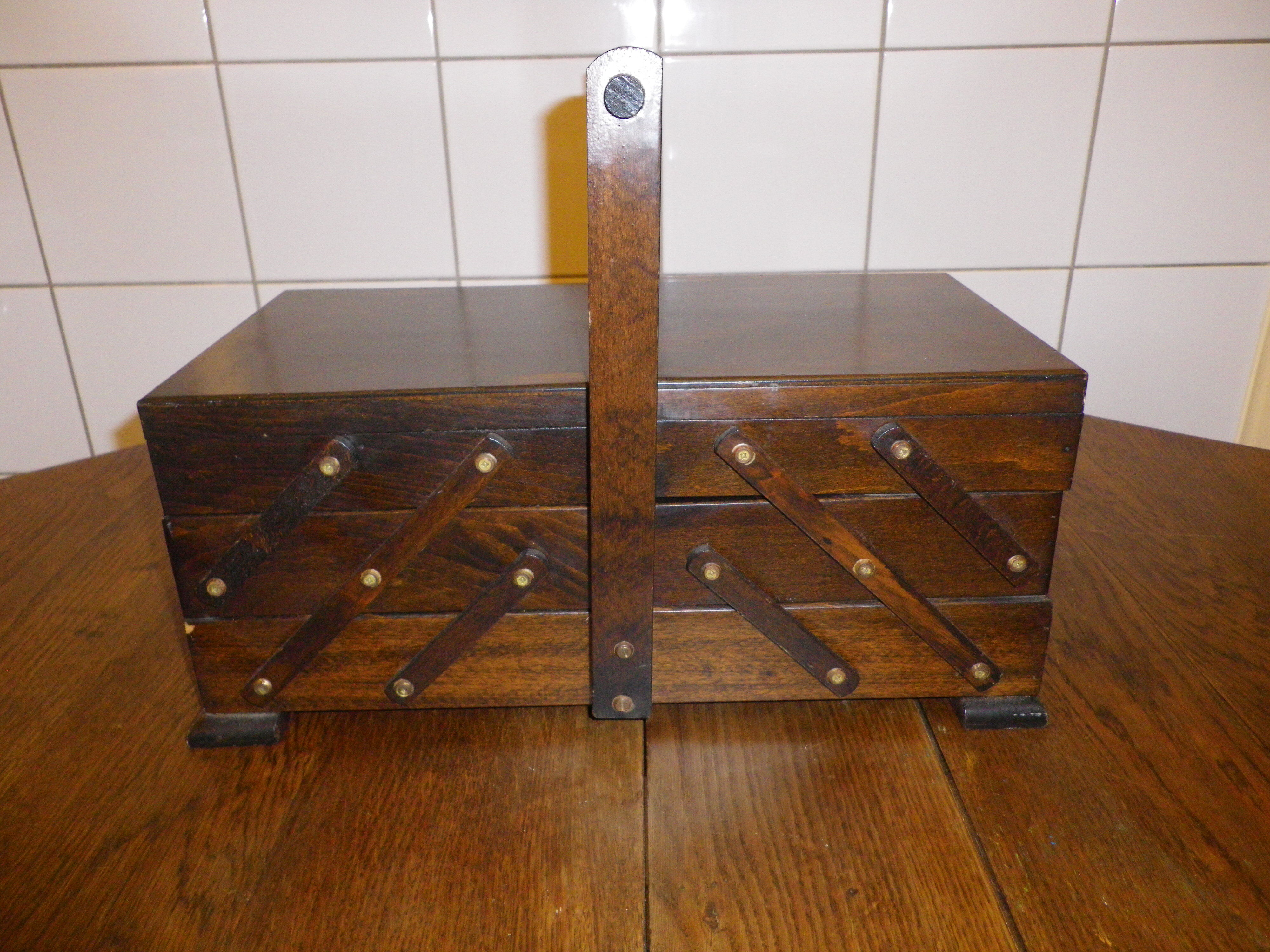 Wooden sewing box to lay from the 1960s/70s