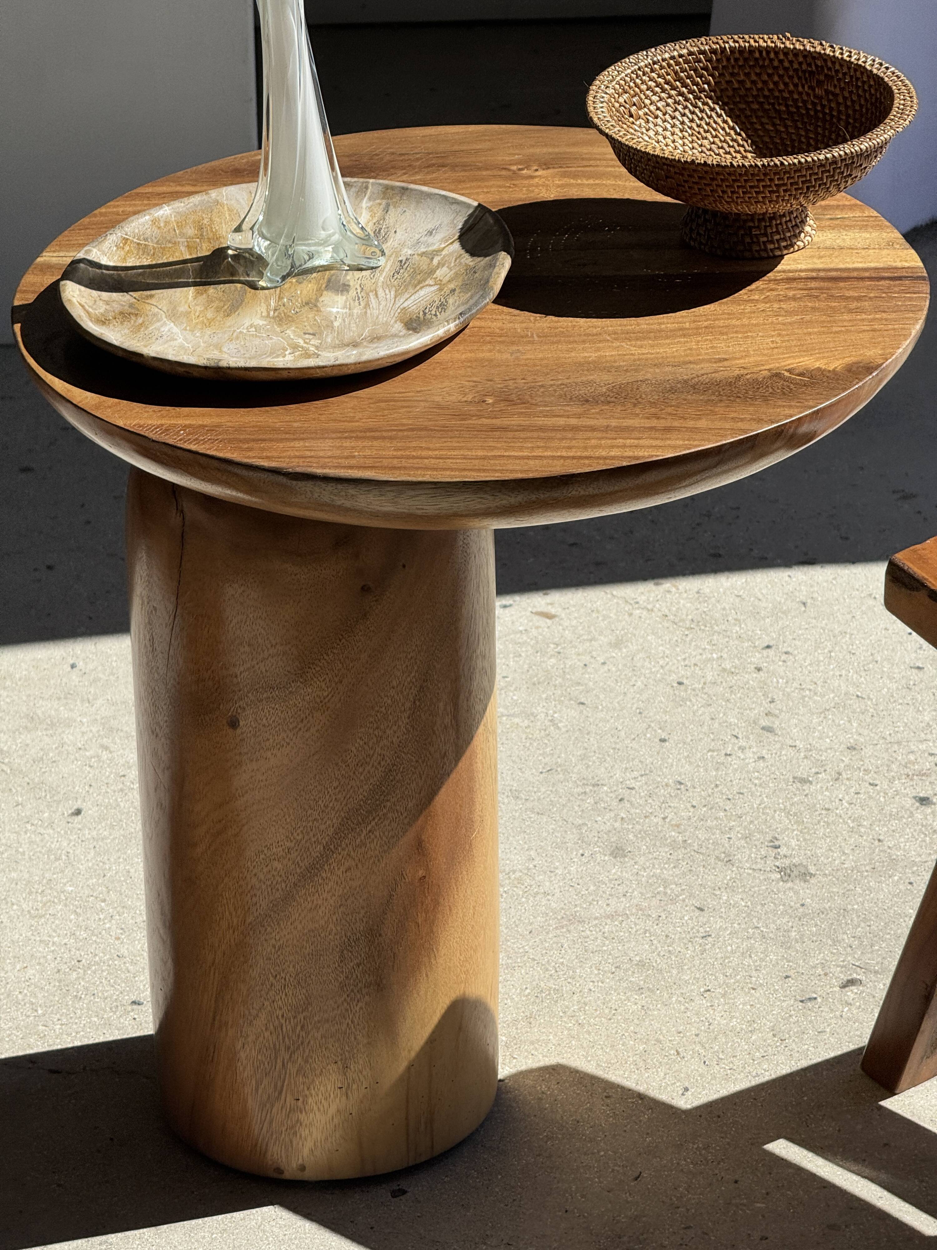 Side table in solid suar with a circular top, column base H51.5 D50.