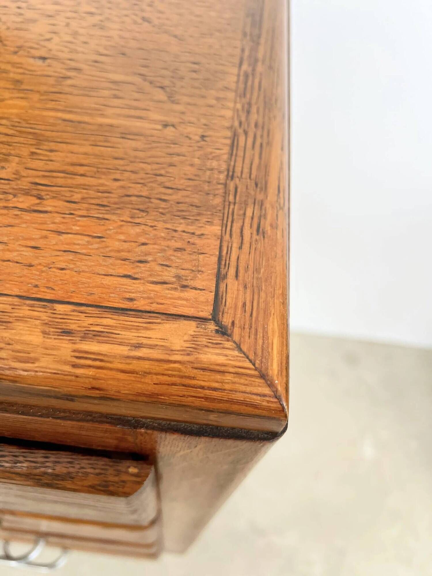 Commode vintage en chêne et poignées chrome – années 60