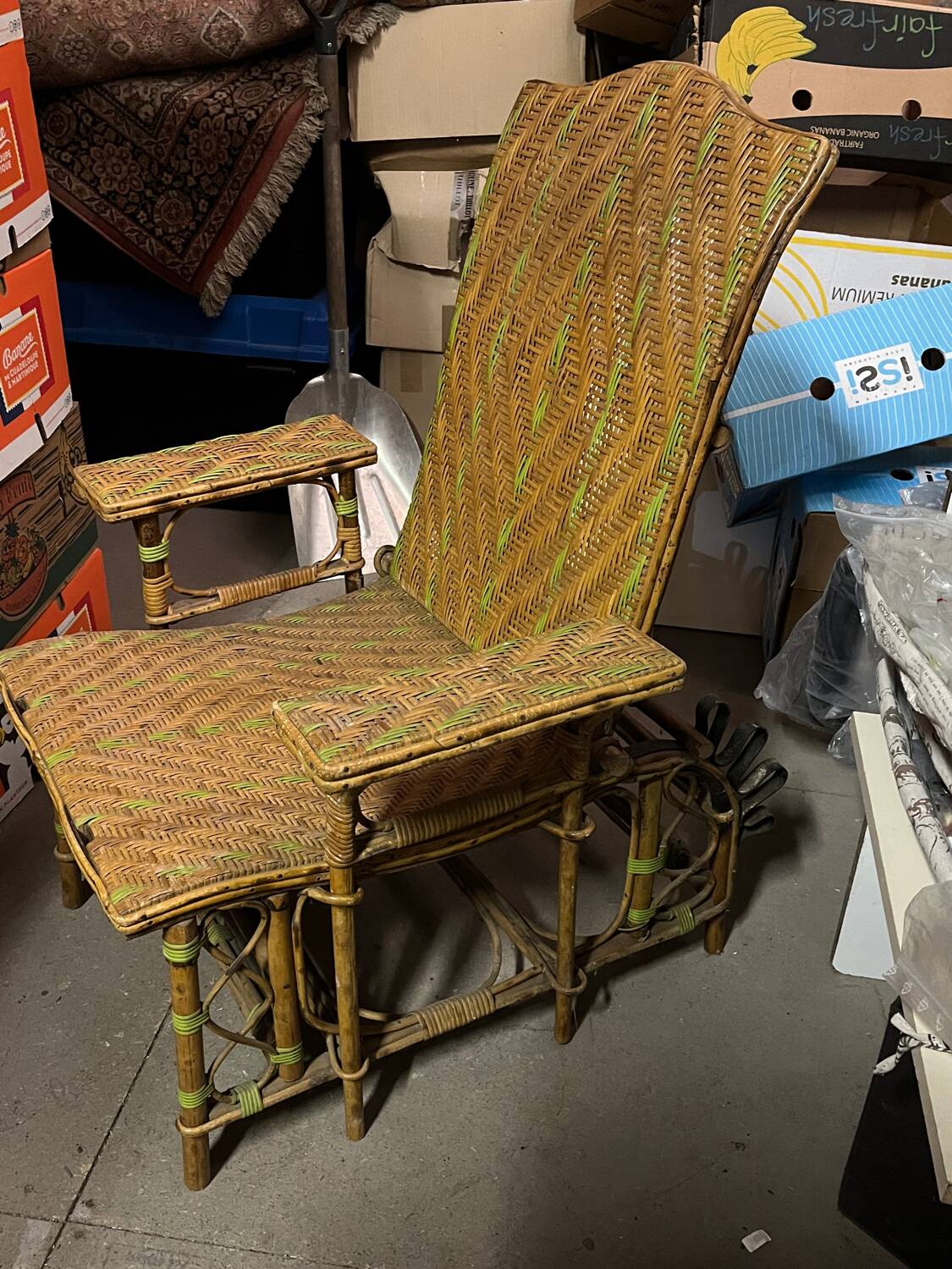 Ancienne chaise longue fauteuil en rotin osier de jardin