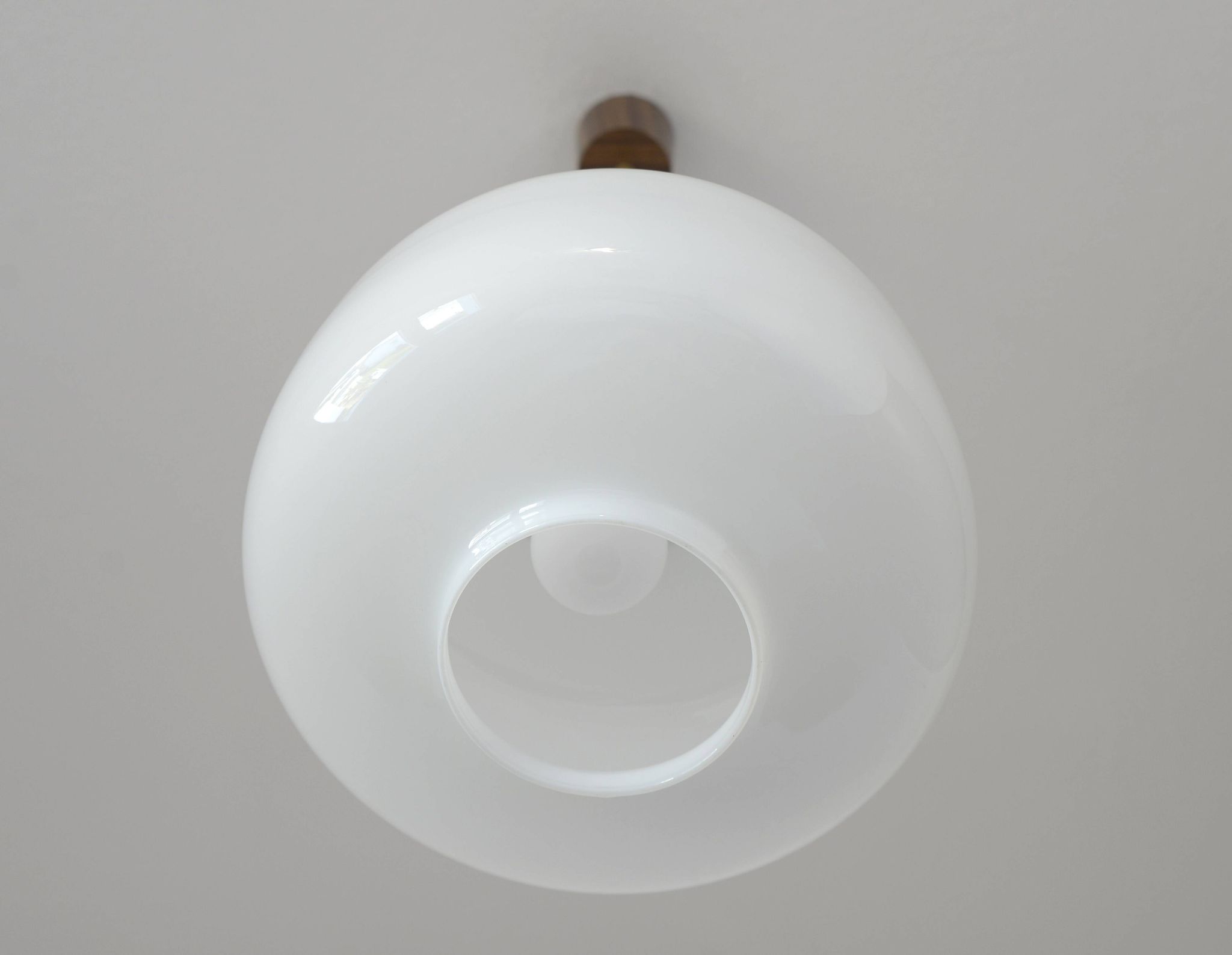 Suspension scandinave vintage / Lustre blanc de style moderne du milieu du siècle