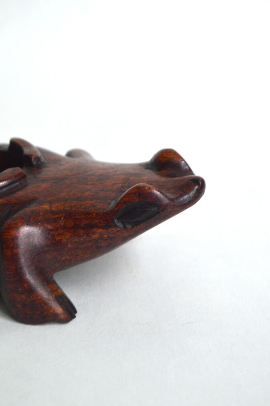 Cendrier grenouille en bois sculpté