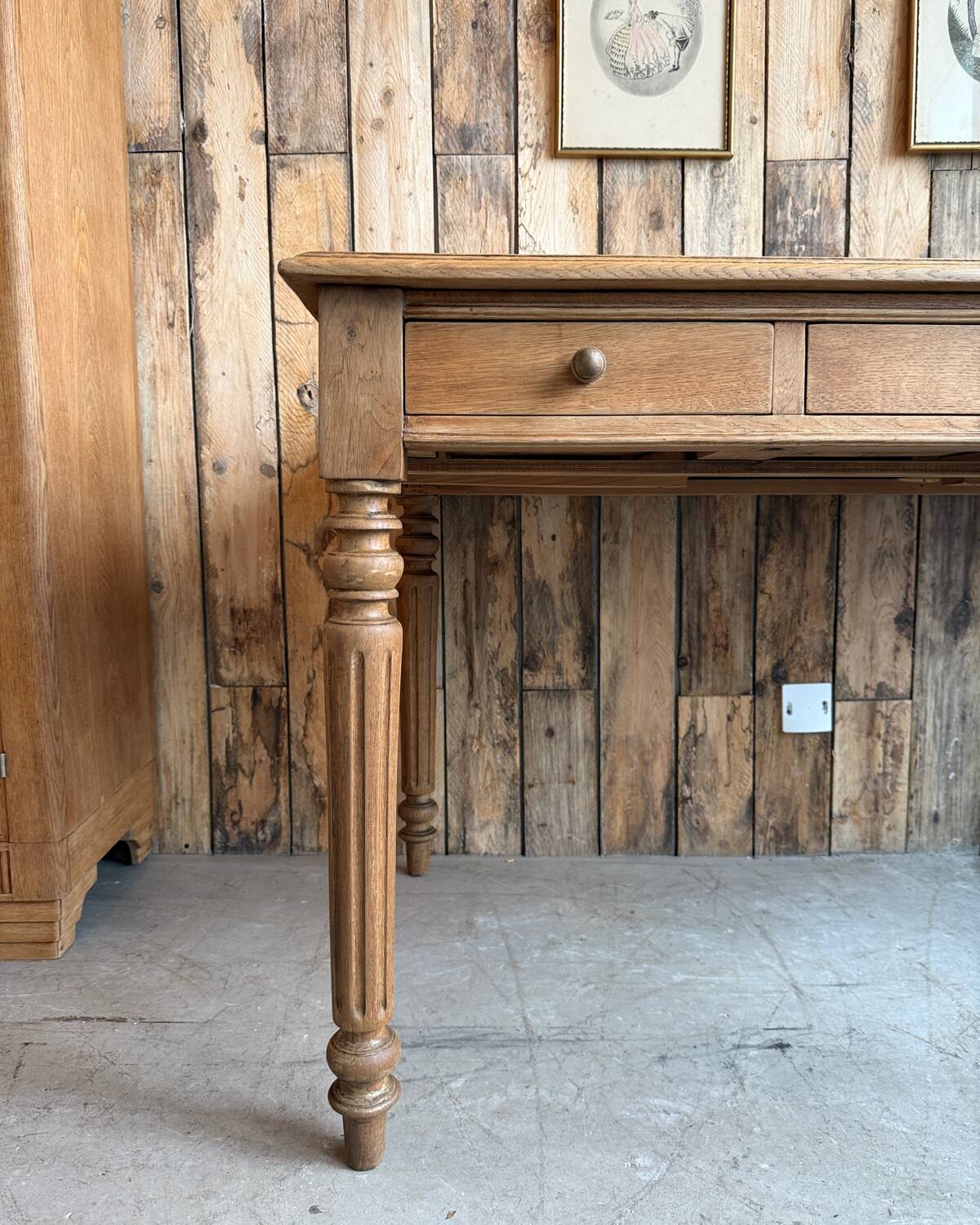 Large desk with turned legs in solid oak (renovated)