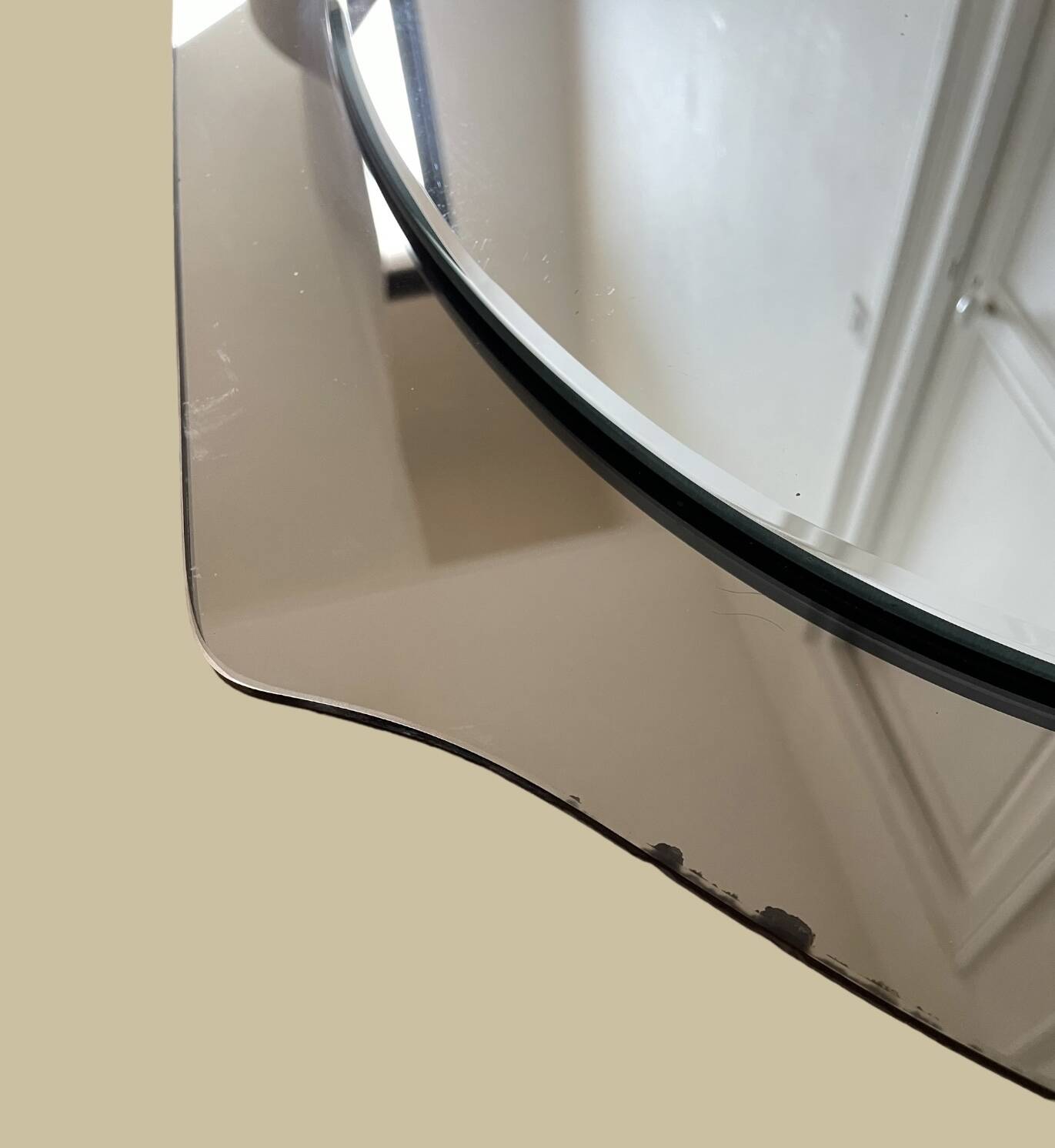 Miroir en verre fumé bicolore, vers 1970