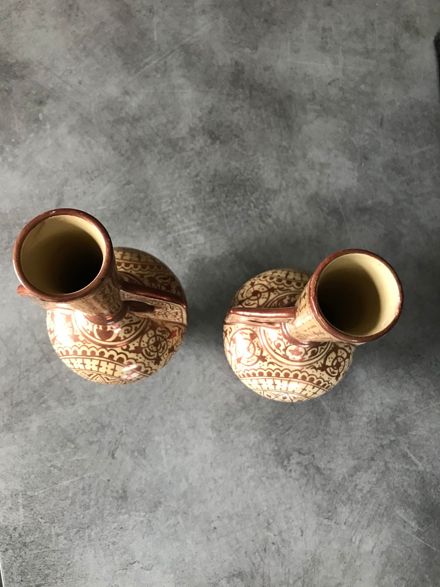 Pair of vases in faïence hispano mauresque decoration arabasques irise reflections metal