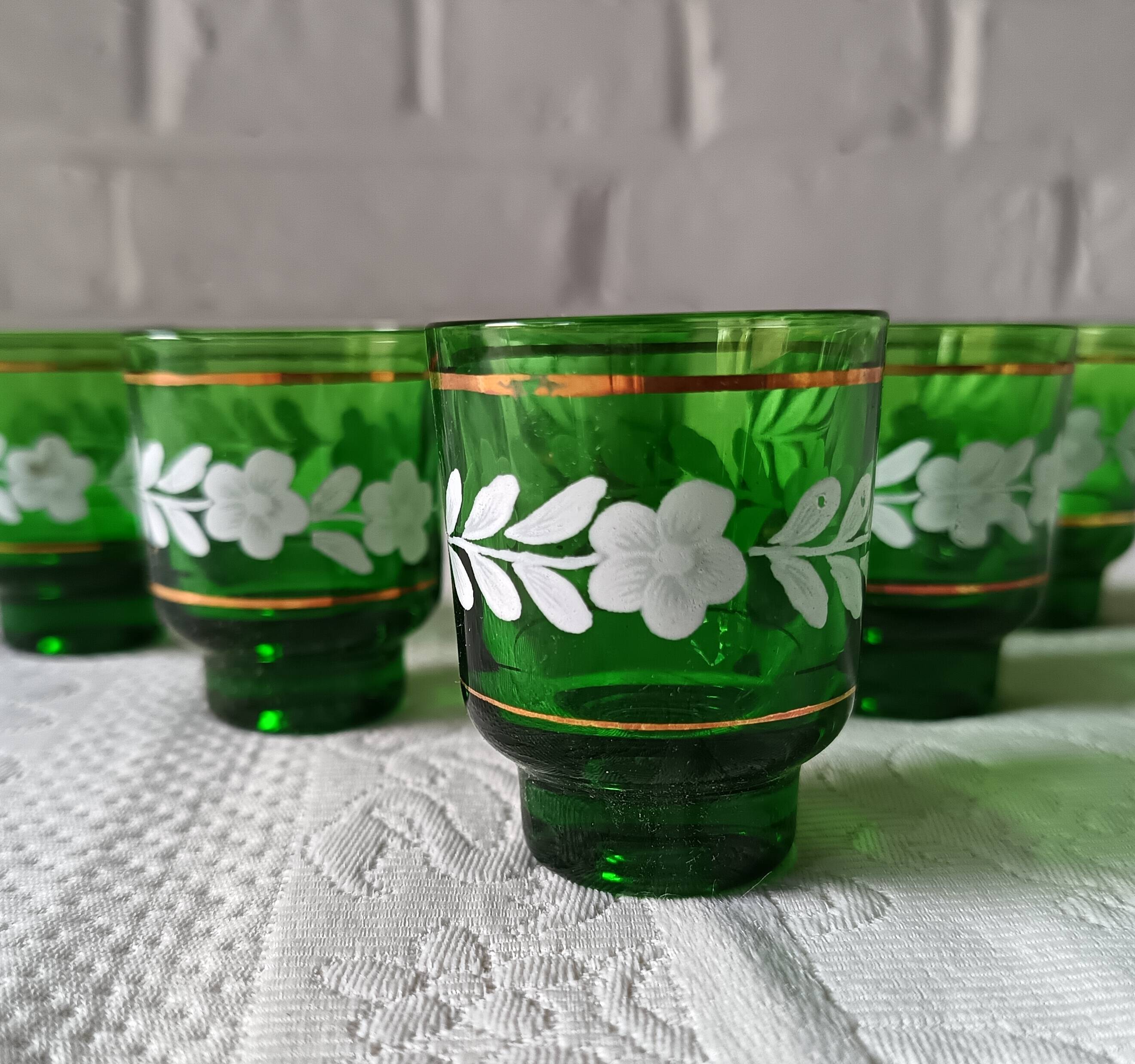 6 verres à liqueur verts décor fleuri blanc vintage