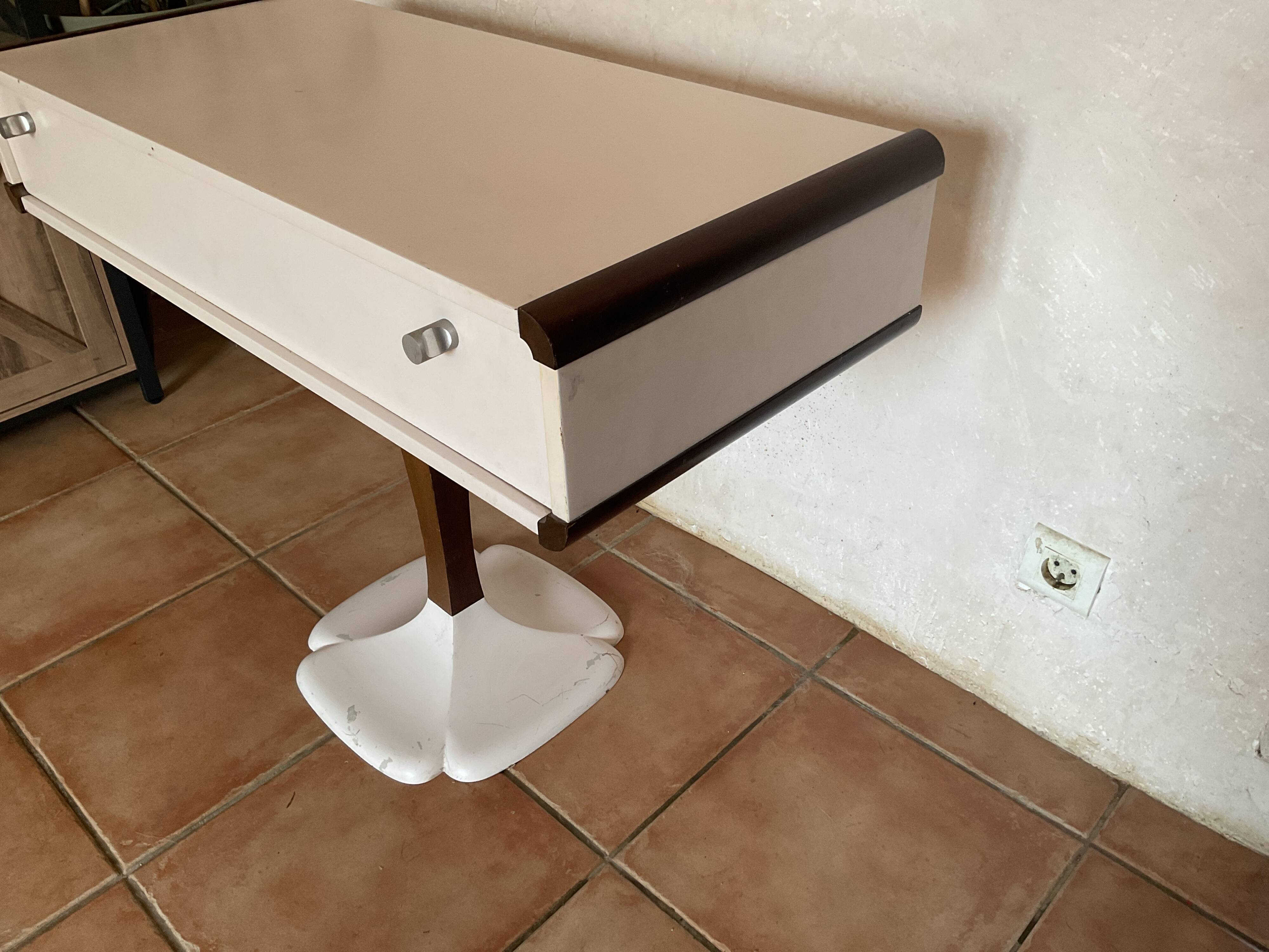 Gautier design hairdresser with tulip (clover) base from the early 70s.