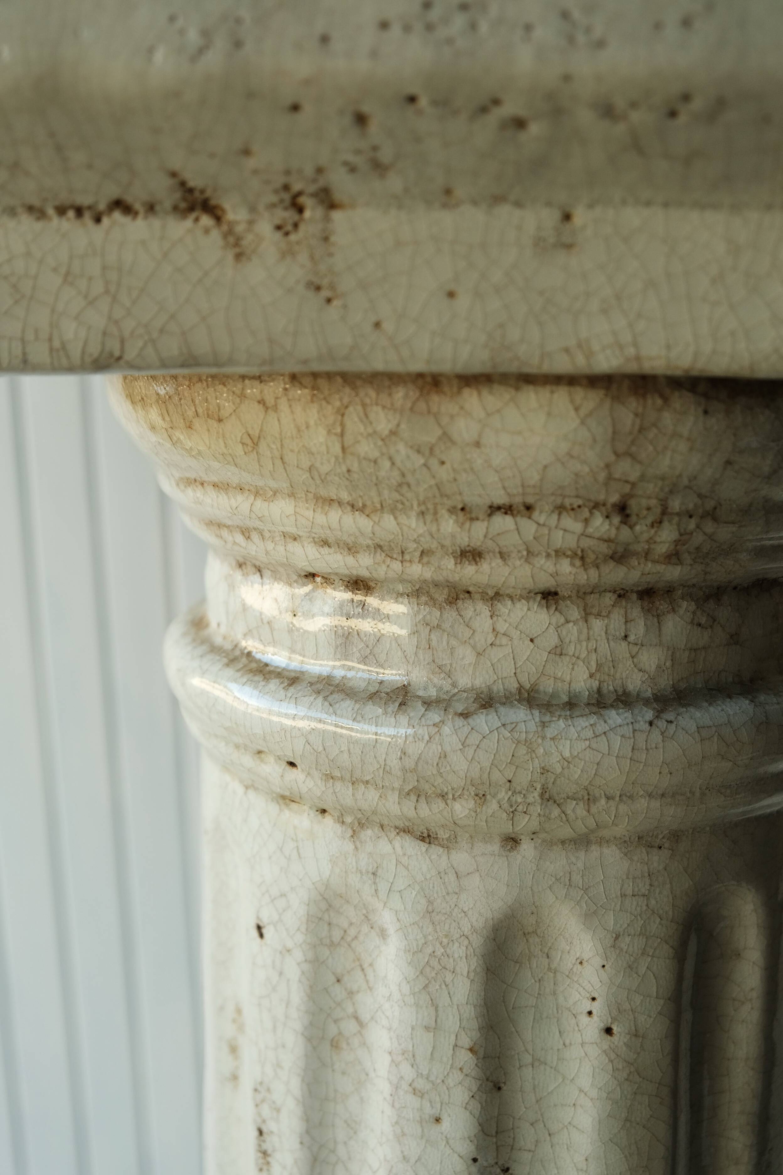 White column in glazed earth