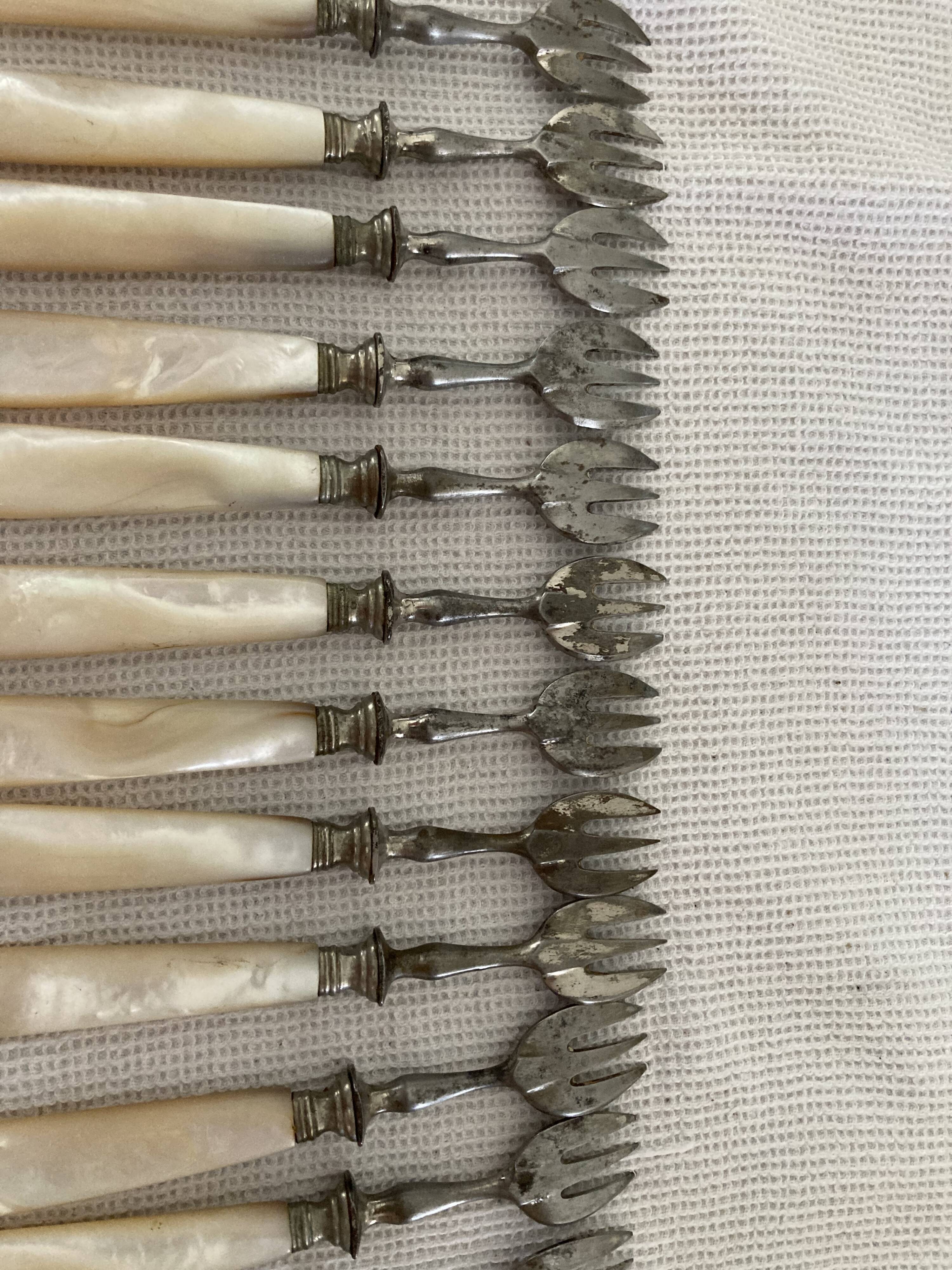 12 dessert forks in steel and mother-of-pearl