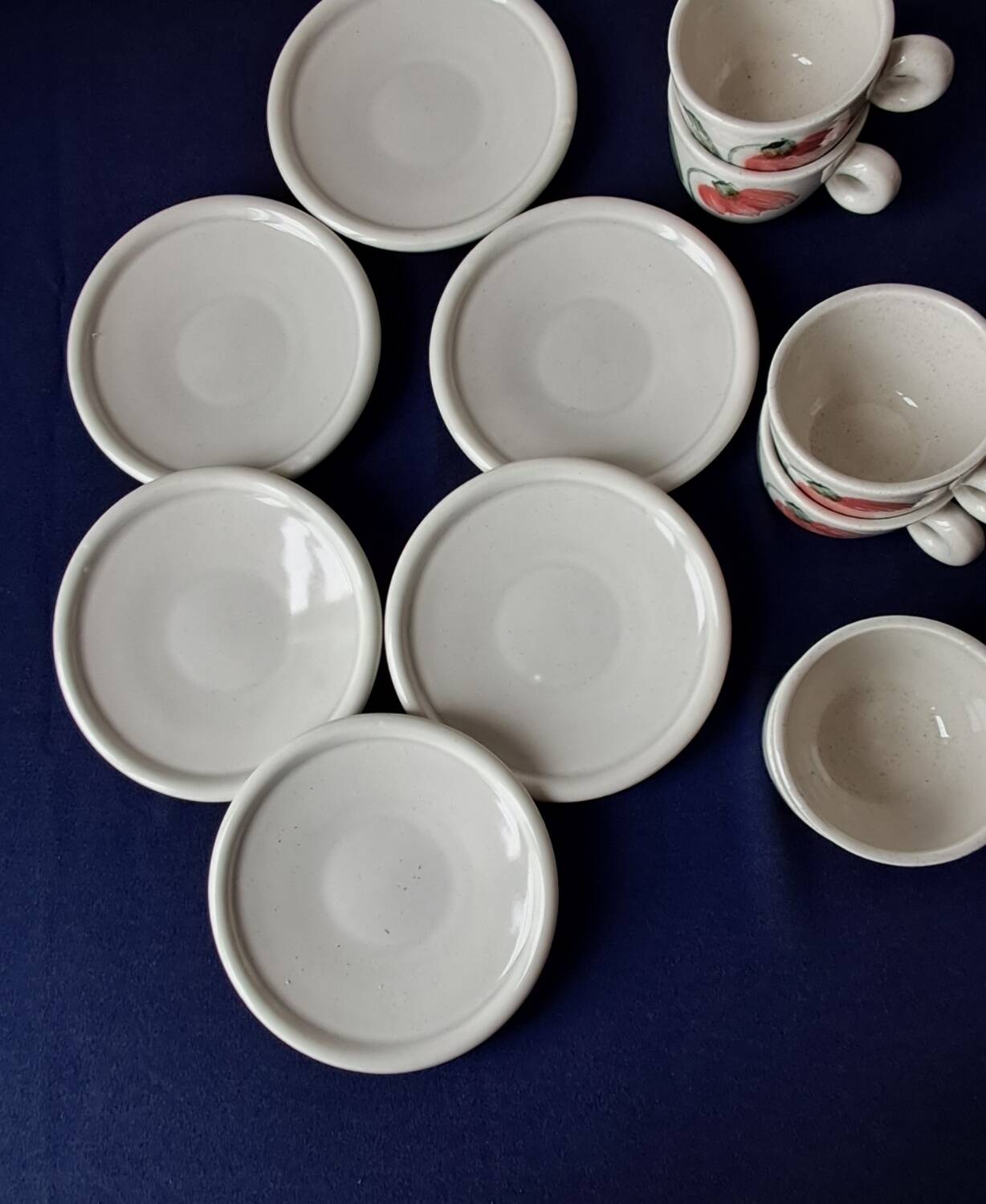 Cups and saucers Sarreguemines. Glazed stoneware. Hand-painted decoration.