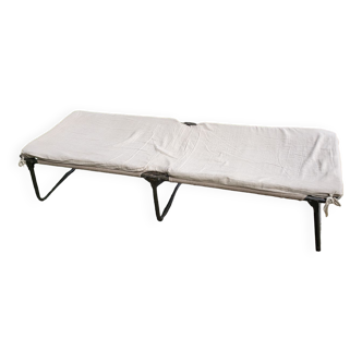 Lit de camp avec matelas militaire Vintage