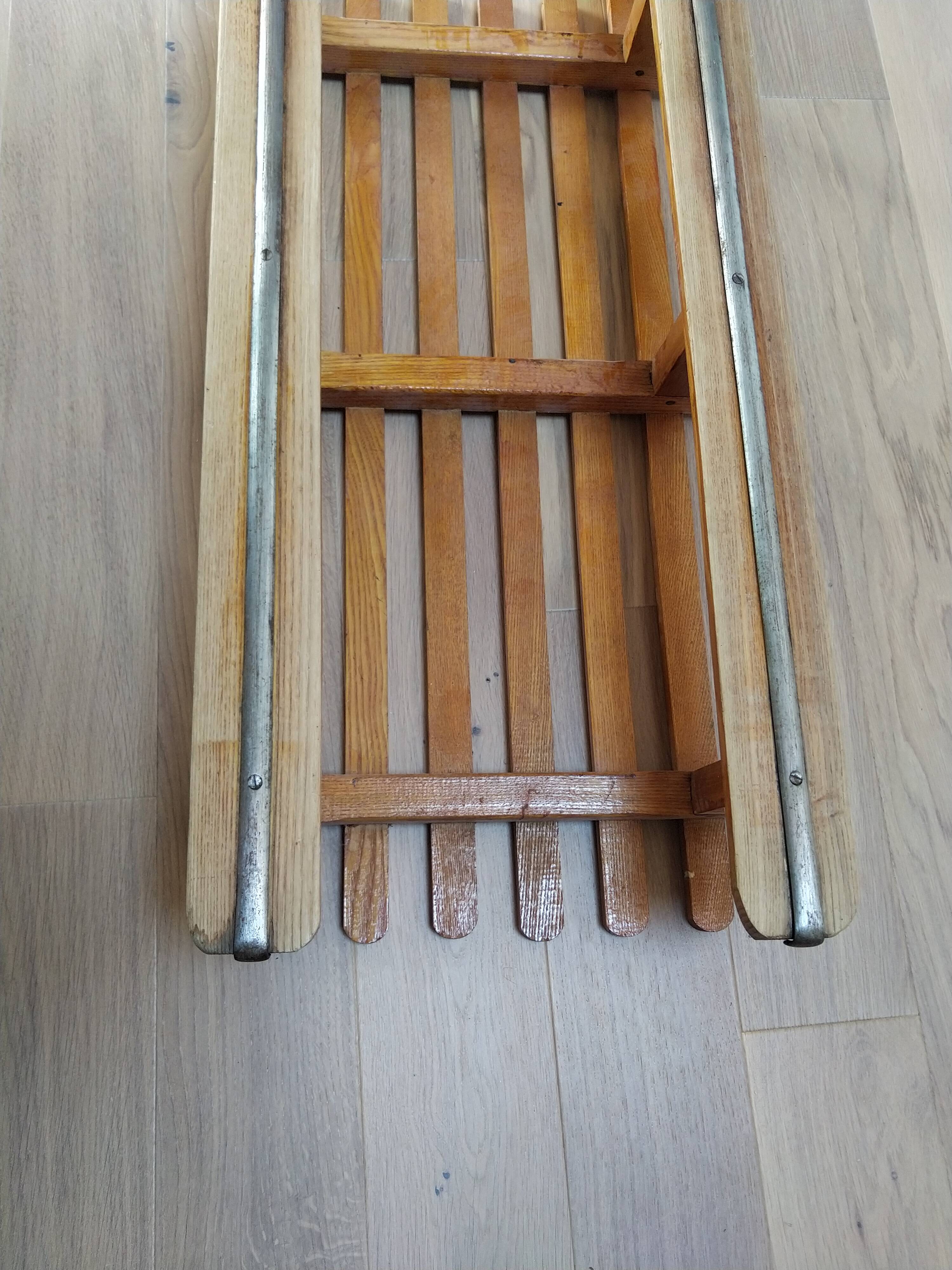 Vintage wooden sledge la hutte