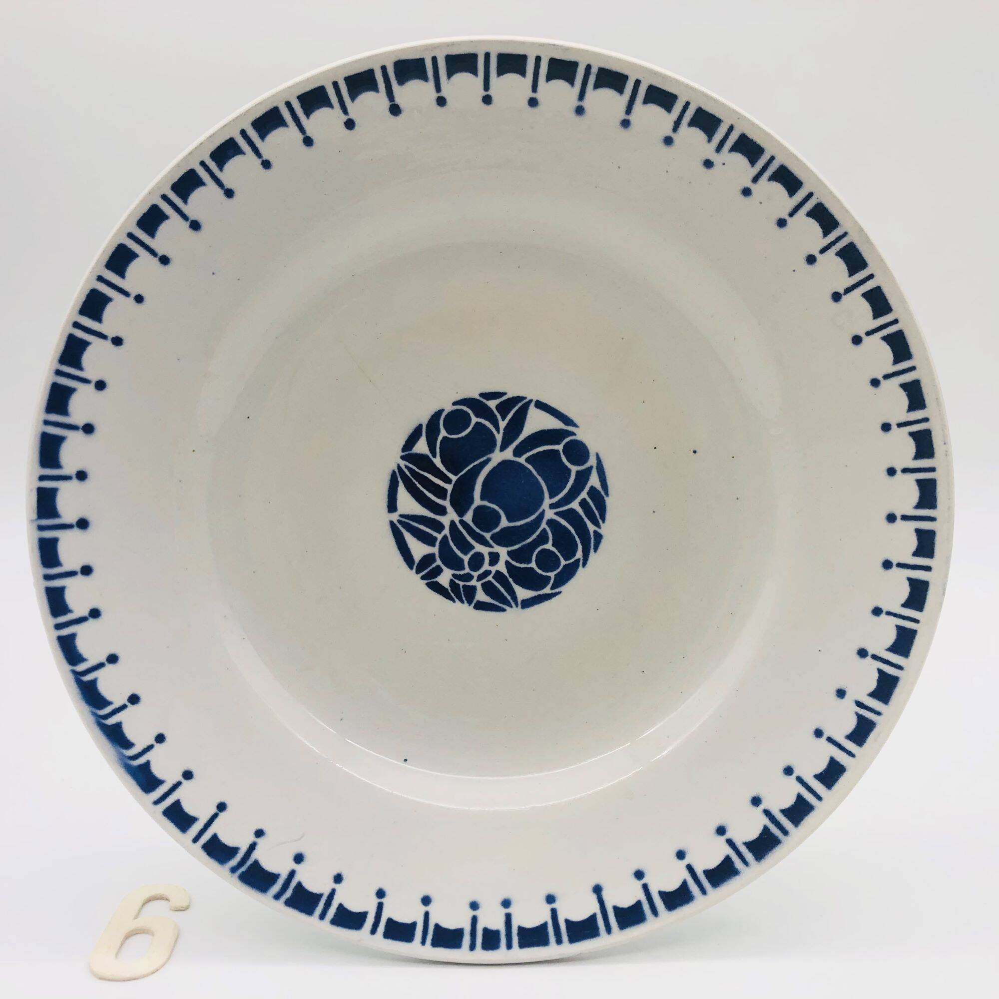 Série de 6 assiettes plates dépareillées.