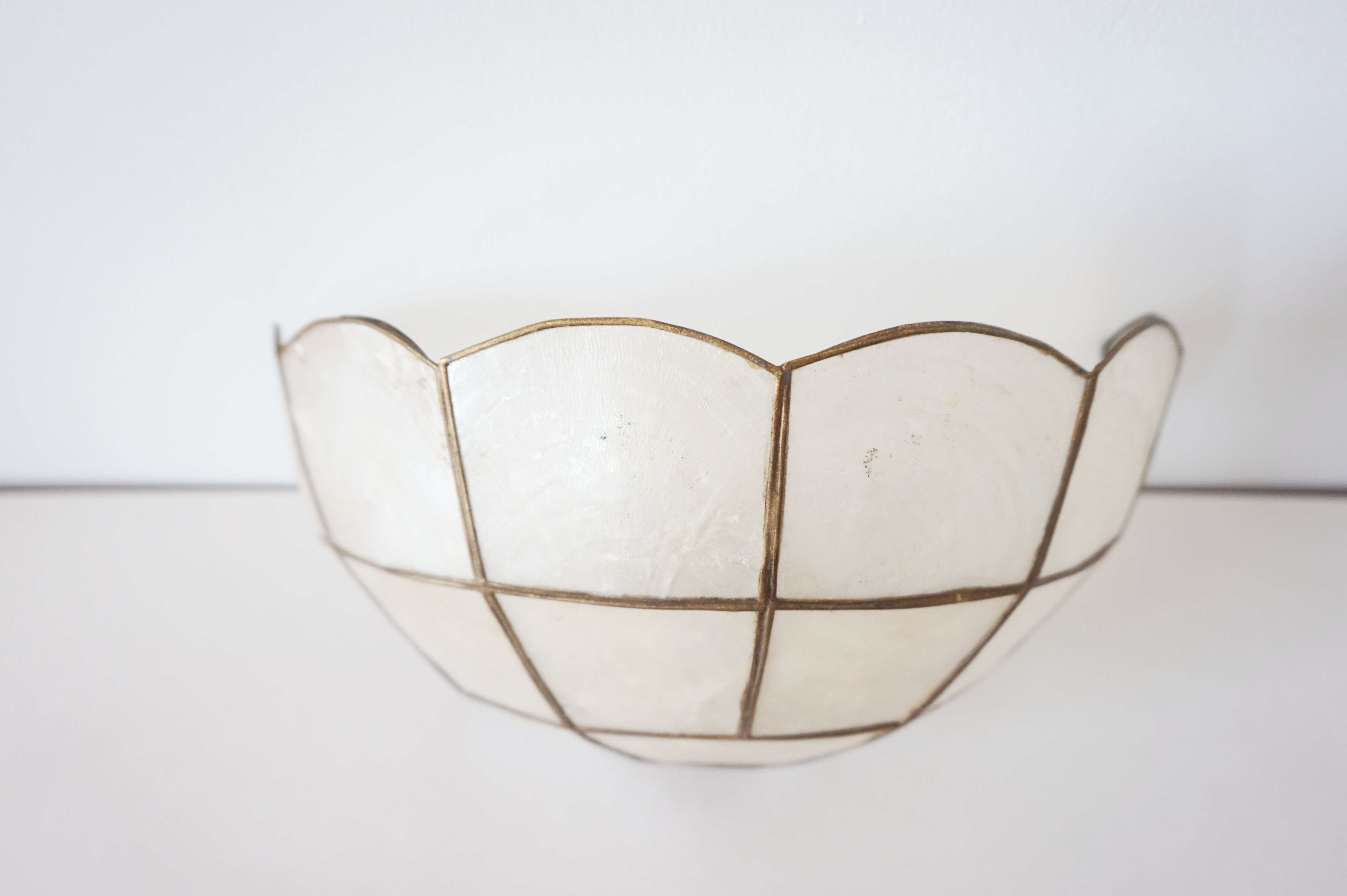 Mother-of-pearl shell shape wall lamp