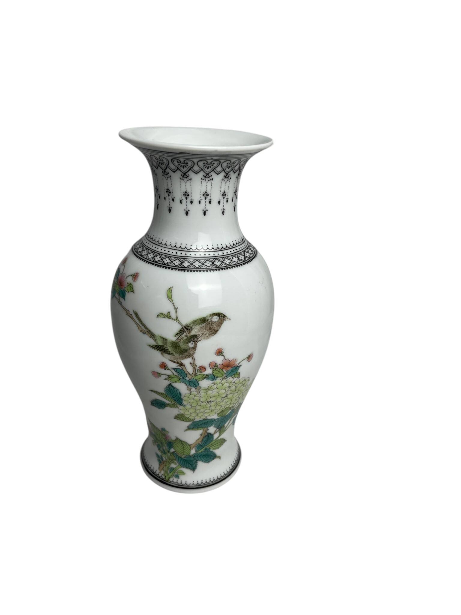 China, small porcelain vase from Jingdezhen with volatile decoration, 20th century.