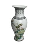 China, small porcelain vase from Jingdezhen with volatile decoration, 20th century.