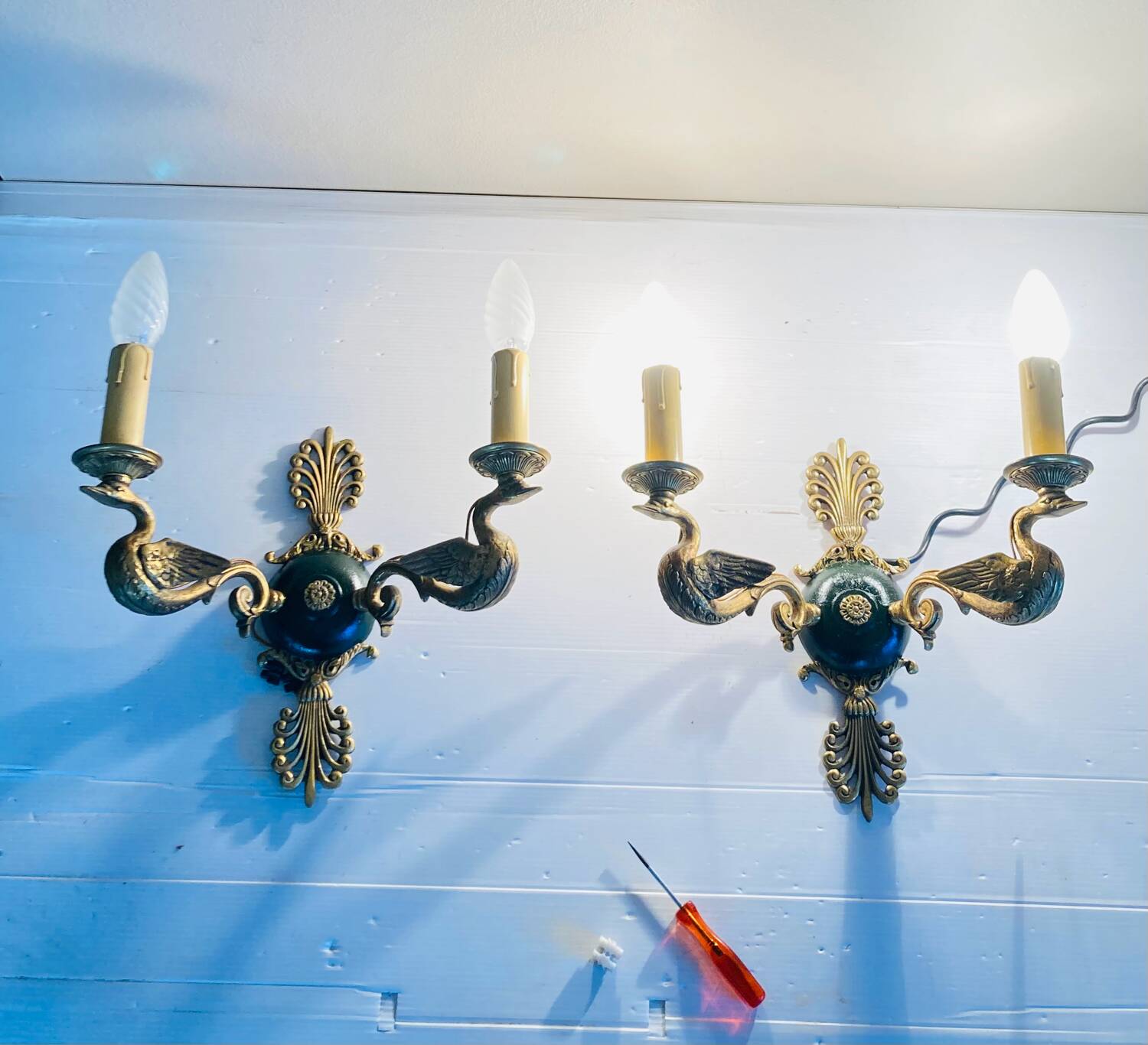 Empire bronze sconces with decorations of swans, palmettes and acanthus leaves