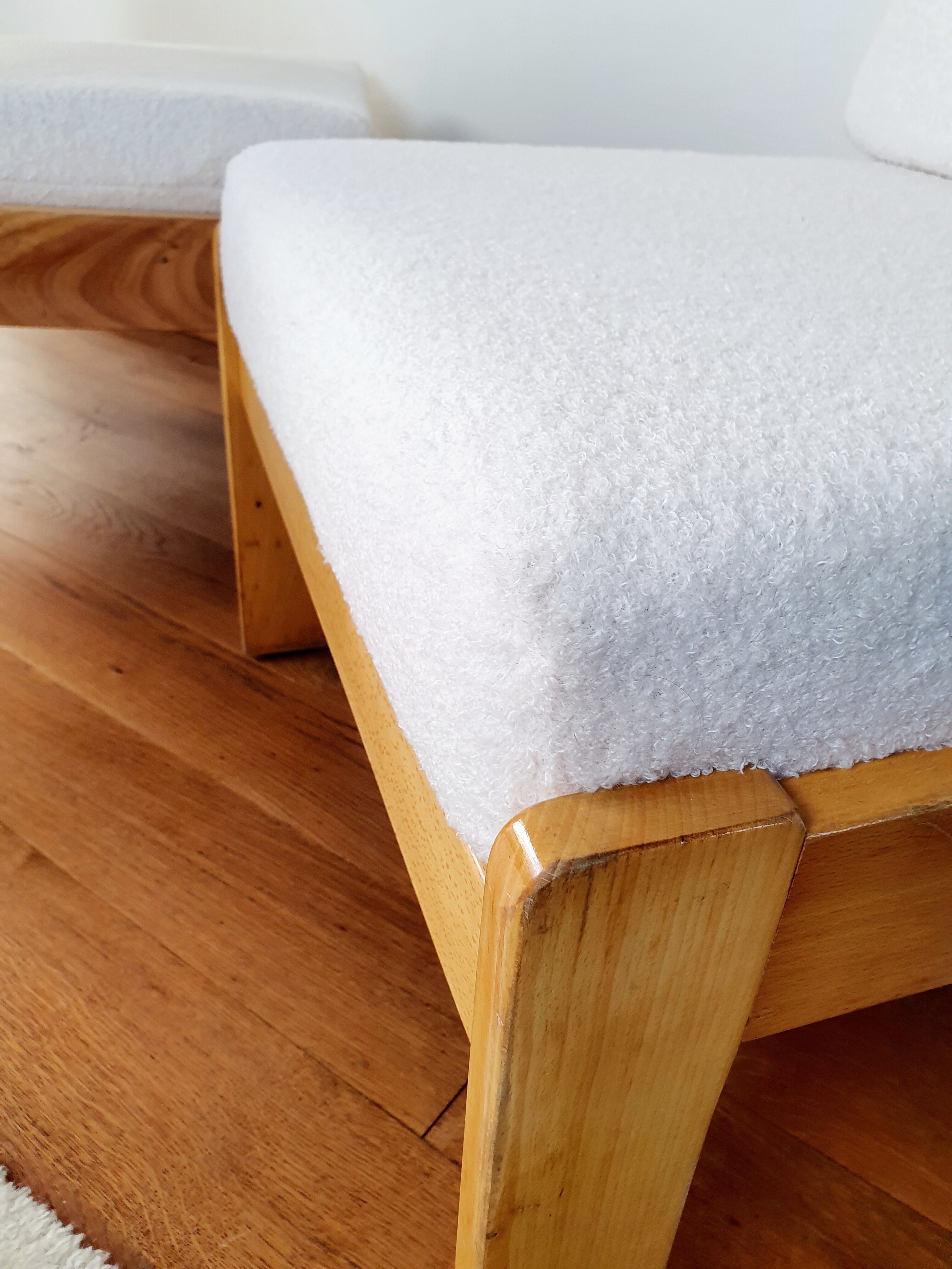Paire de chauffeuses bois et tissu bouclette