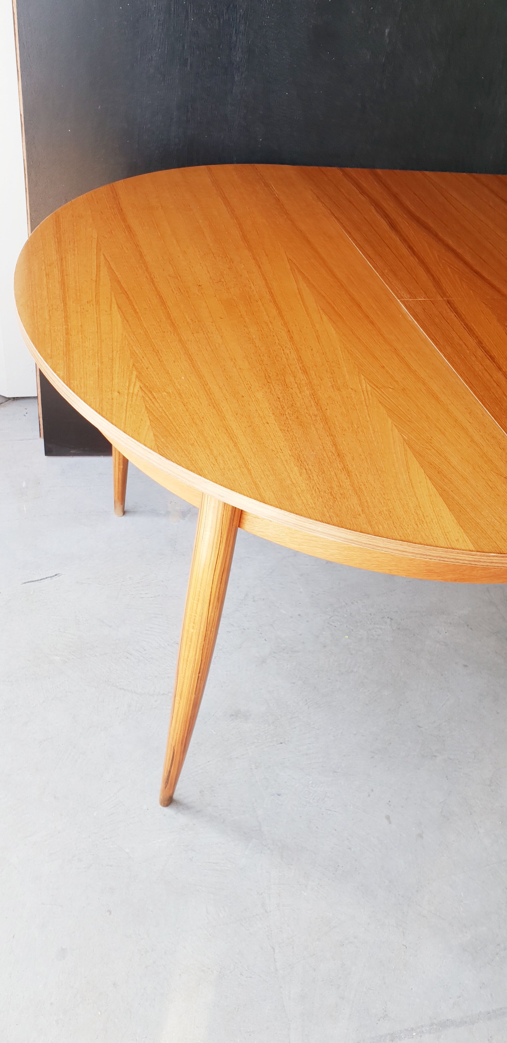 Scandinavian expandable table