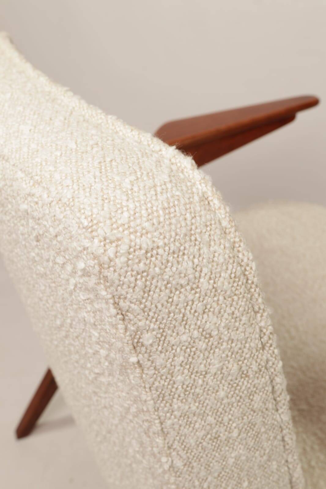 Fauteuil Bouclè de J. Chierowski, 1960 Pologne, Fauteuil en bois Design scandinave