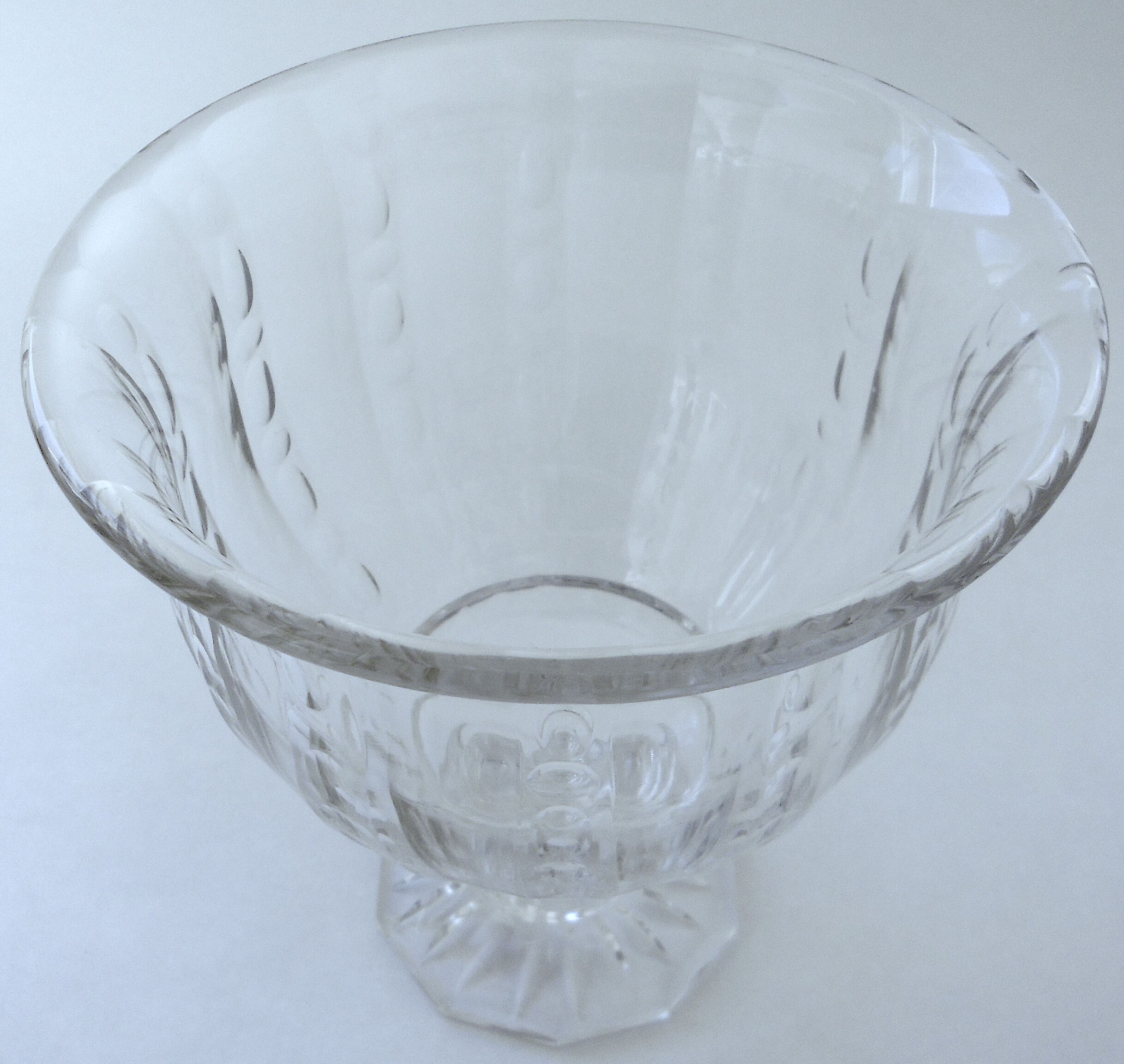 Crystal standing cup carved by Baccarat