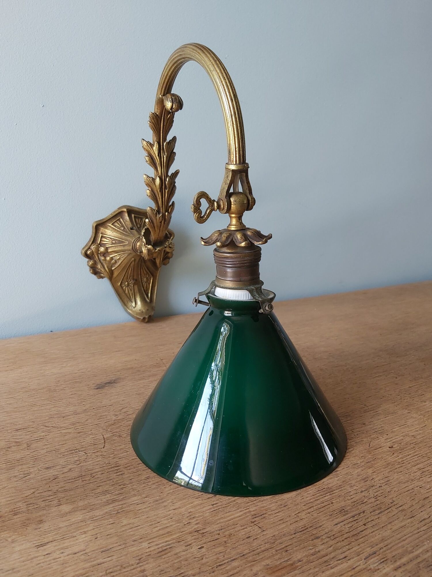 Wall light in bronze art nouveau with green opaline lampshades.
