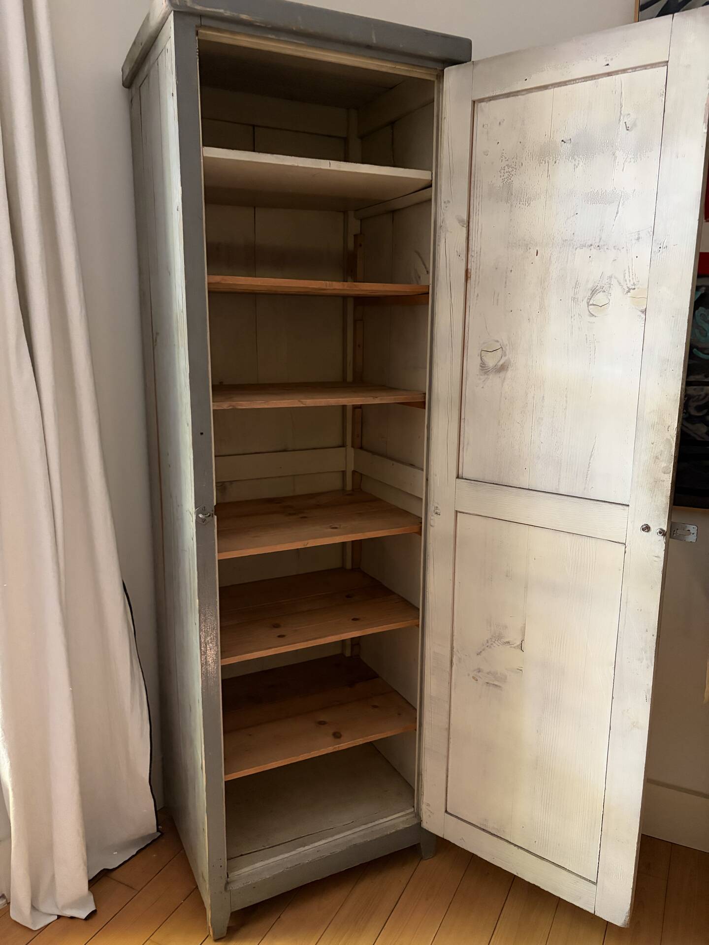 Armoire parisienne ancienne patinée, avec étagères amovibles 