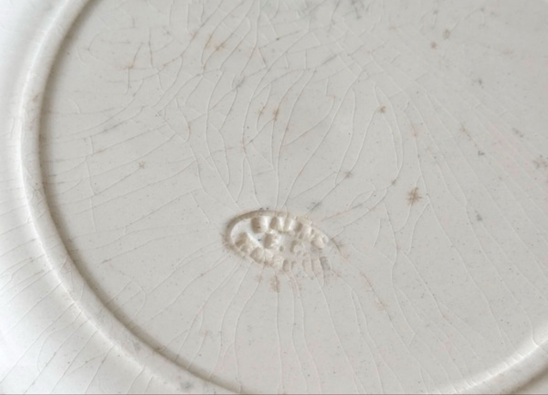 Lot de 4 belles assiettes plates en terre de fer