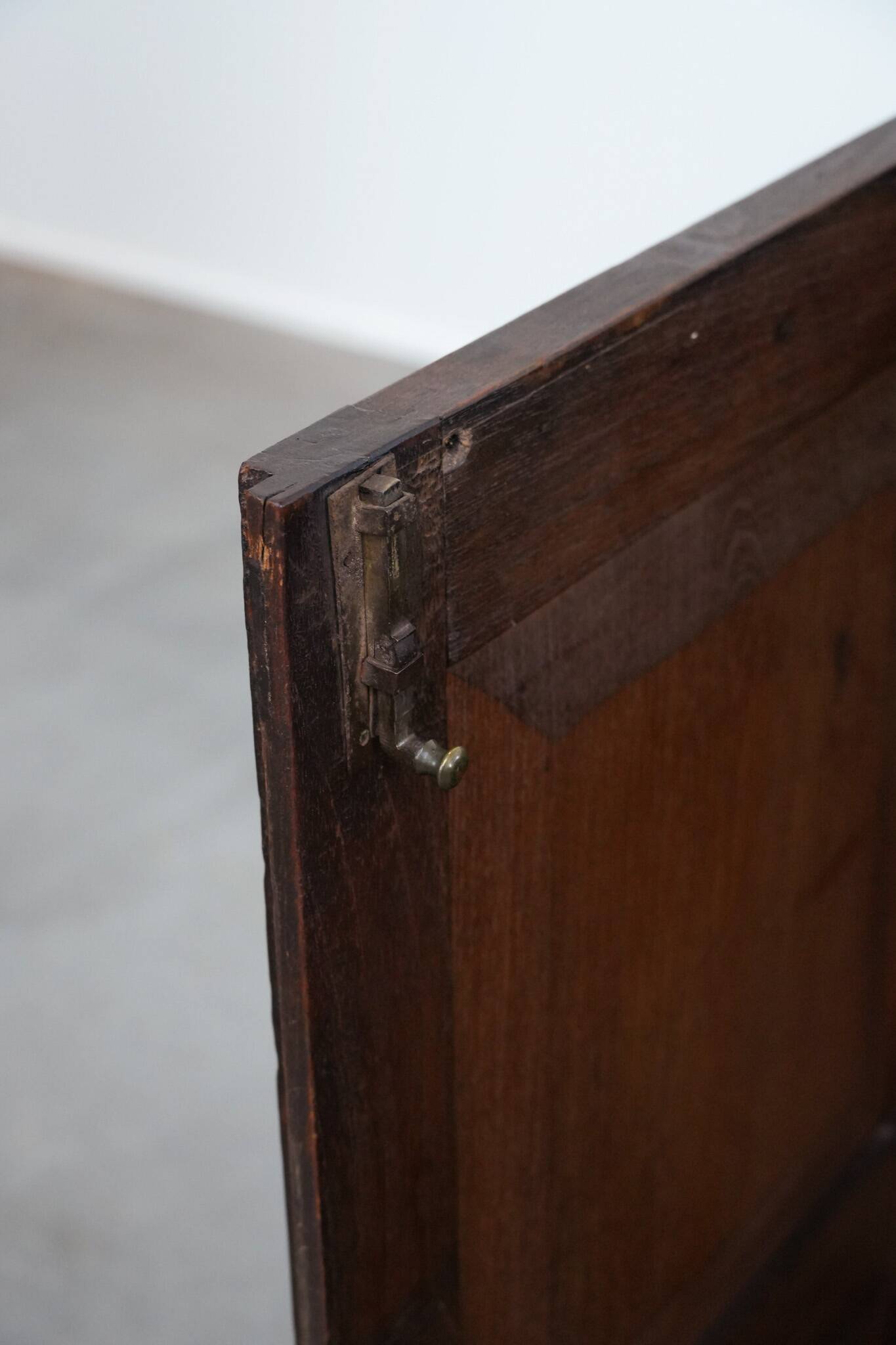 Charmant et intemporel meuble-commode ancien en chêne anglais du début du XIXe siècle, avec deux portes et une serrure fonctionnelle.