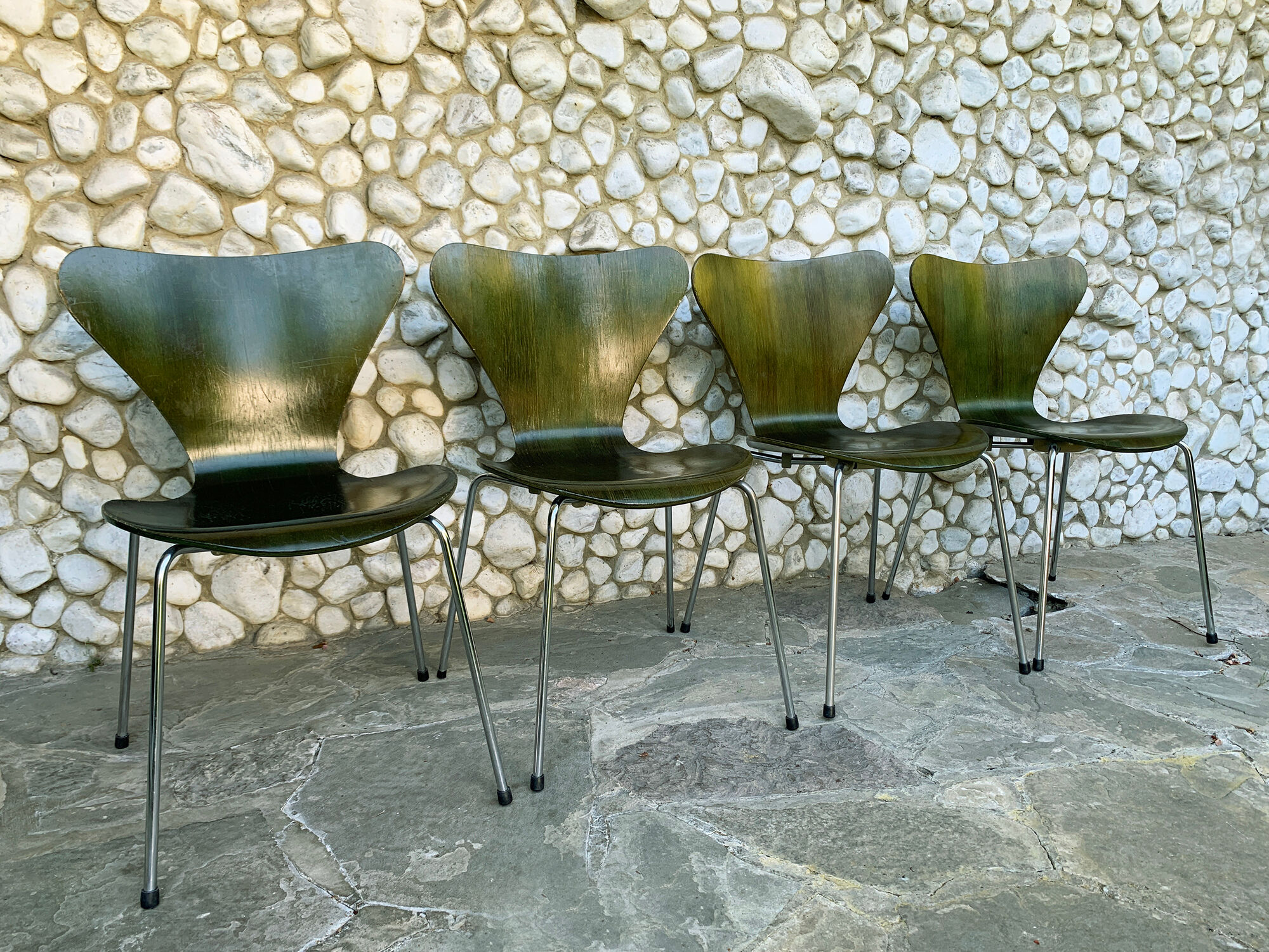 Suite of 4 chairs 3107 olive color, series 7 Arne Jacobsen for Fritz Hansen 1978